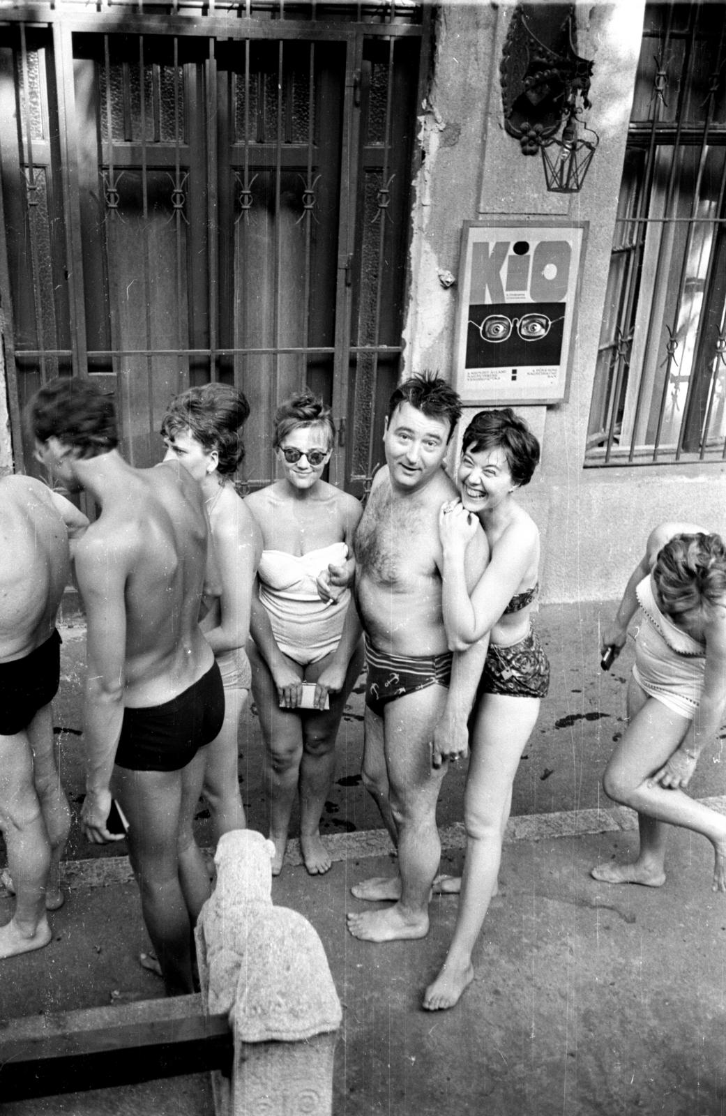 Hungary, Budapest III., Csillaghegyi strandfürdő., 1963, Szilvási hagyaték, standing in line, bathing suit, poster, Budapest, Fortepan #287108
