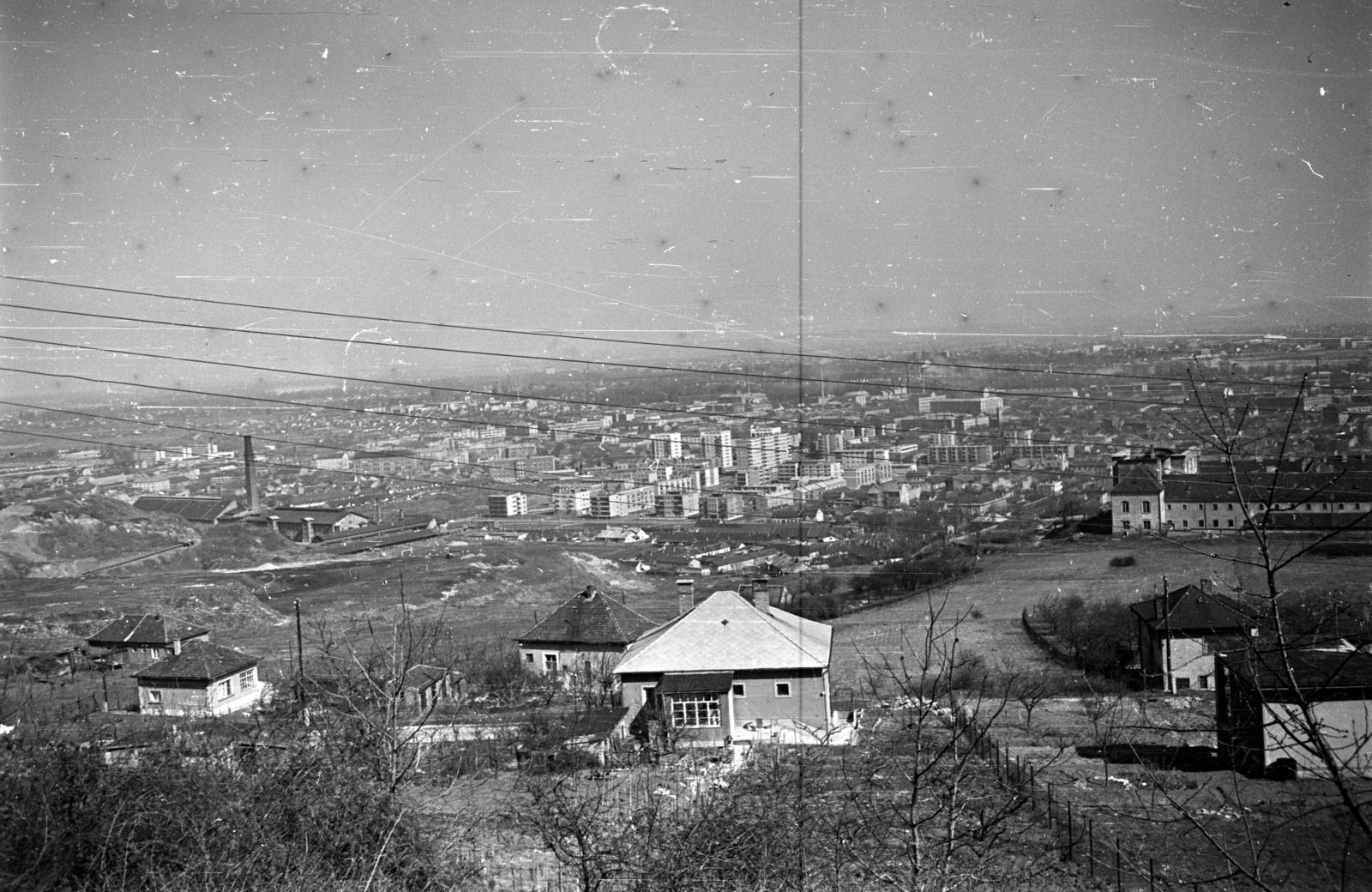 Magyarország, Óbuda, Budapest III., kilátás a Remete köztől, előtérben a Remetehegyi út 36., a kép közepén a Kísérleti lakótelep, jobbra a Kiscelli Múzeum (az egykori Schmidt kastély)., 1963, Szilvási hagyaték, Budapest, Fortepan #287109