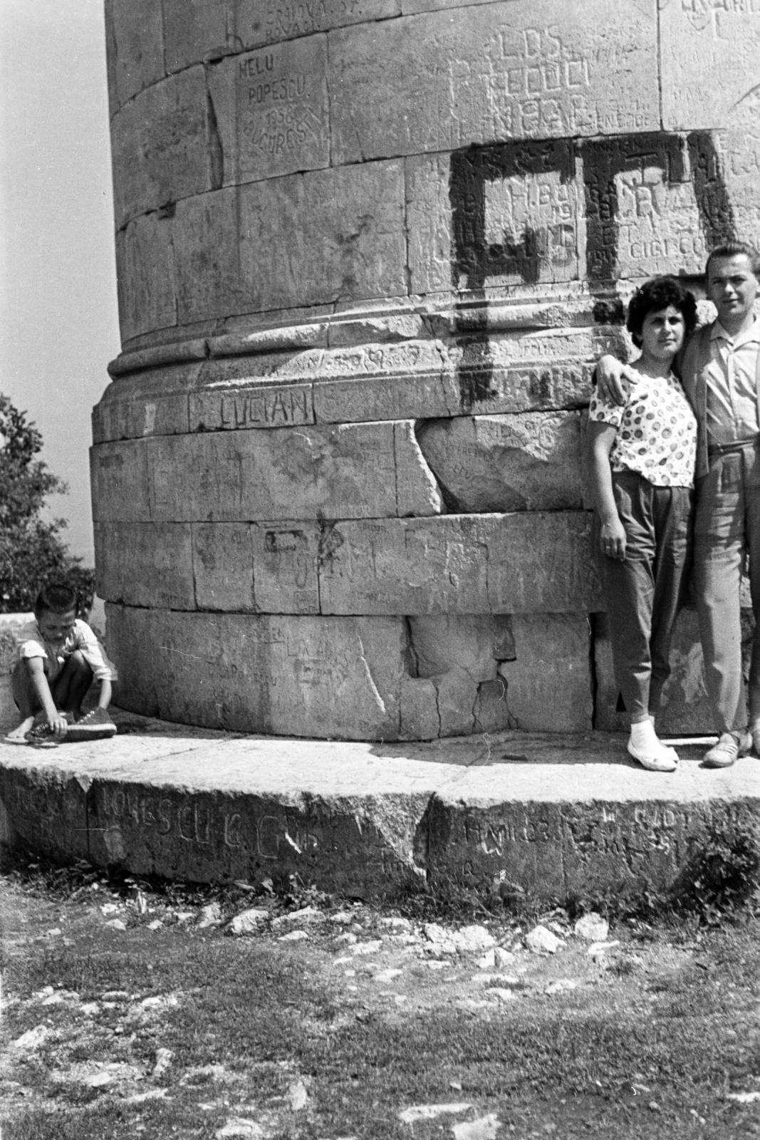 Romania,Transylvania, Brașov, Cenk-hegy, a felvétel az 1913-ban felrobbantott Millenniumi emlékmű talapzatánál készült., 1964, Tem Miklós, Fortepan #287124