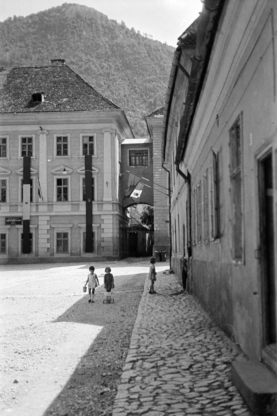 Romania,Transylvania, Brașov, Honterus-udvar (Curtea Honterus), szemben a Johannes Honterus Líceum., 1964, Tem Miklós, Fortepan #287145