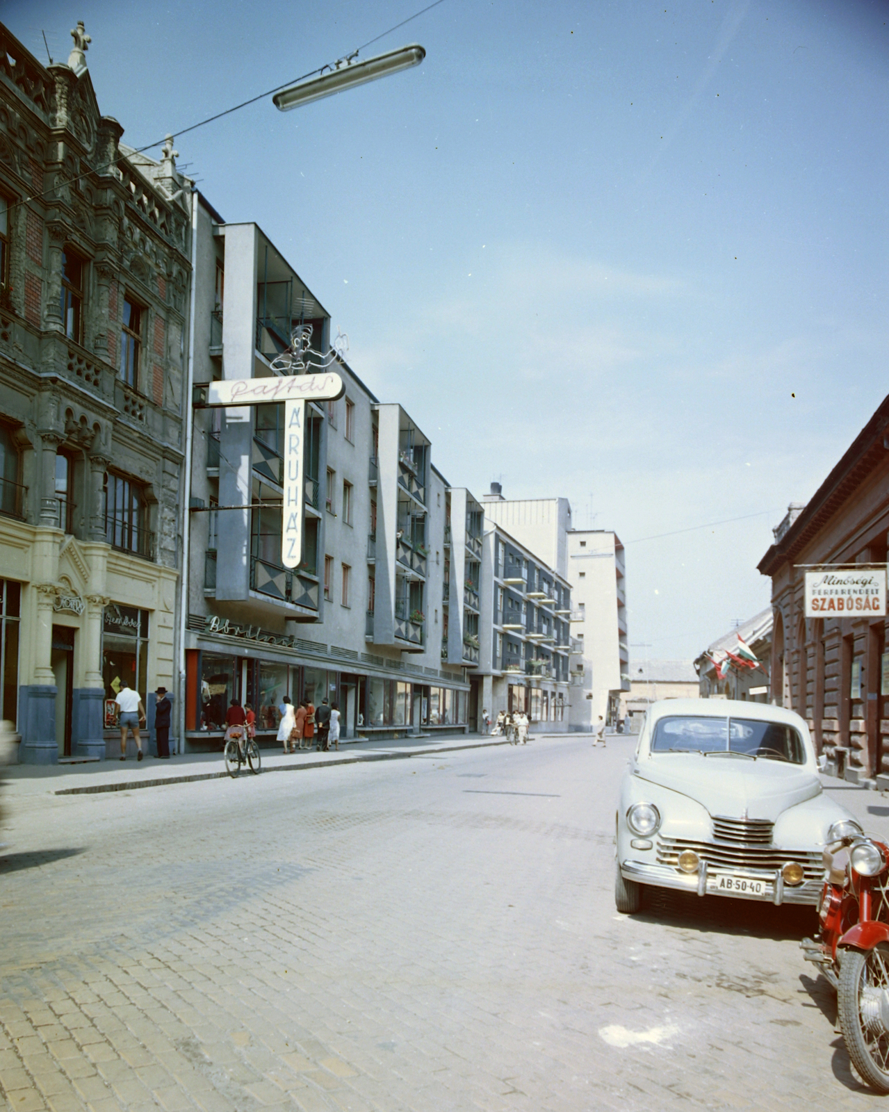 Magyarország, Kecskemét, Arany János utca., 1966, Építésügyi Dokumentációs és Információs Központ, VÁTI, színes, cégtábla, szovjet gyártmány, GAZ-márka, motorkerékpár, neonreklám, automobil, GAZ M20 Pobjeda, rendszám, neon lámpa, keramit, szabóság, Fortepan #28716