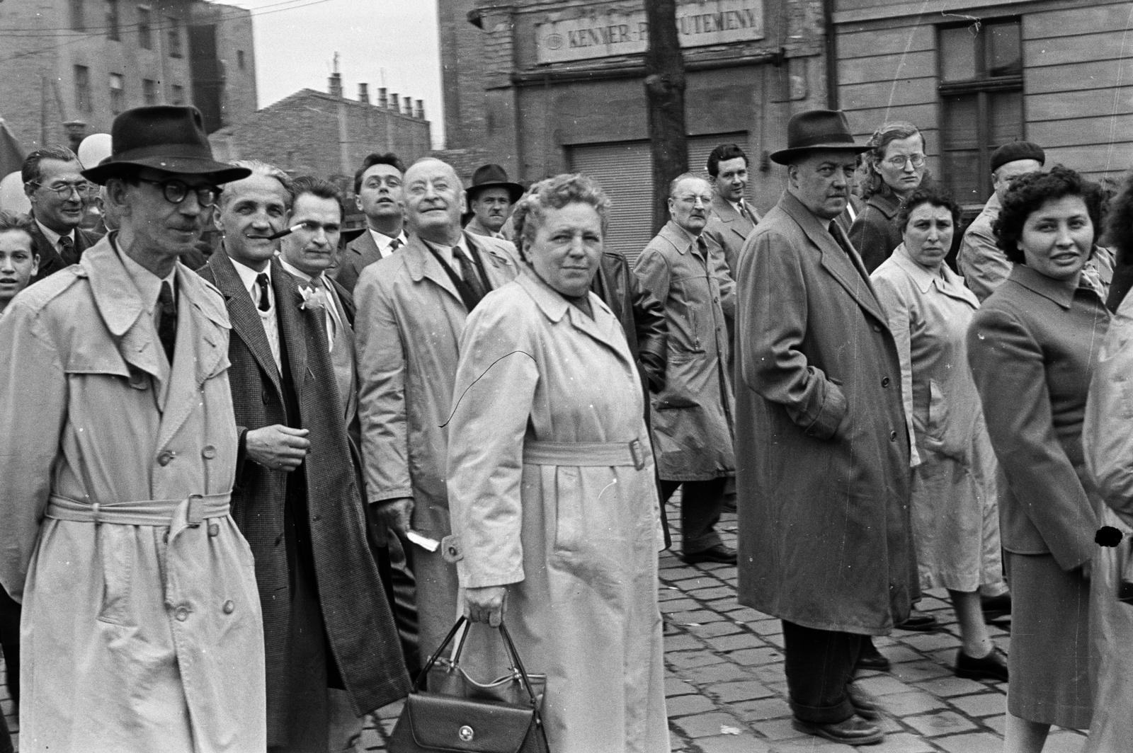 Hungary, Budapest XIII., Róbert Károly körút, bal szélen a Reitter Ferenc utca 3. hátsó homlokzata, május 1-i felvonulás résztvevői. jobb szélen a háttrében a Róbert Károly körút 100. számú ház látható., 1958, Tem Miklós, march, 1st of May parade, Budapest, Fortepan #287160