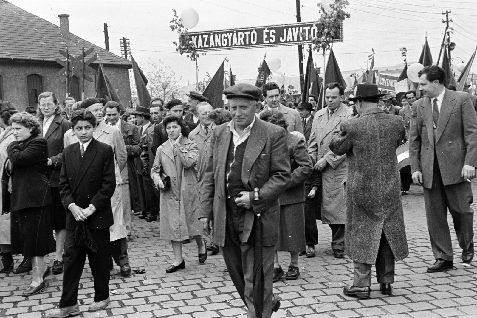 Hungary, Budapest XIII., Róbert Károly körúti vasúti átjáró a május 1-i felvonulás résztvevői a Hungária körút felé tartanak. Háttérben balra a Vágány utca sarkán álló épület látható., 1958, Tem Miklós, march, 1st of May parade, Budapest, Boiler Manufacturing And Pepair Company, Fortepan #287161