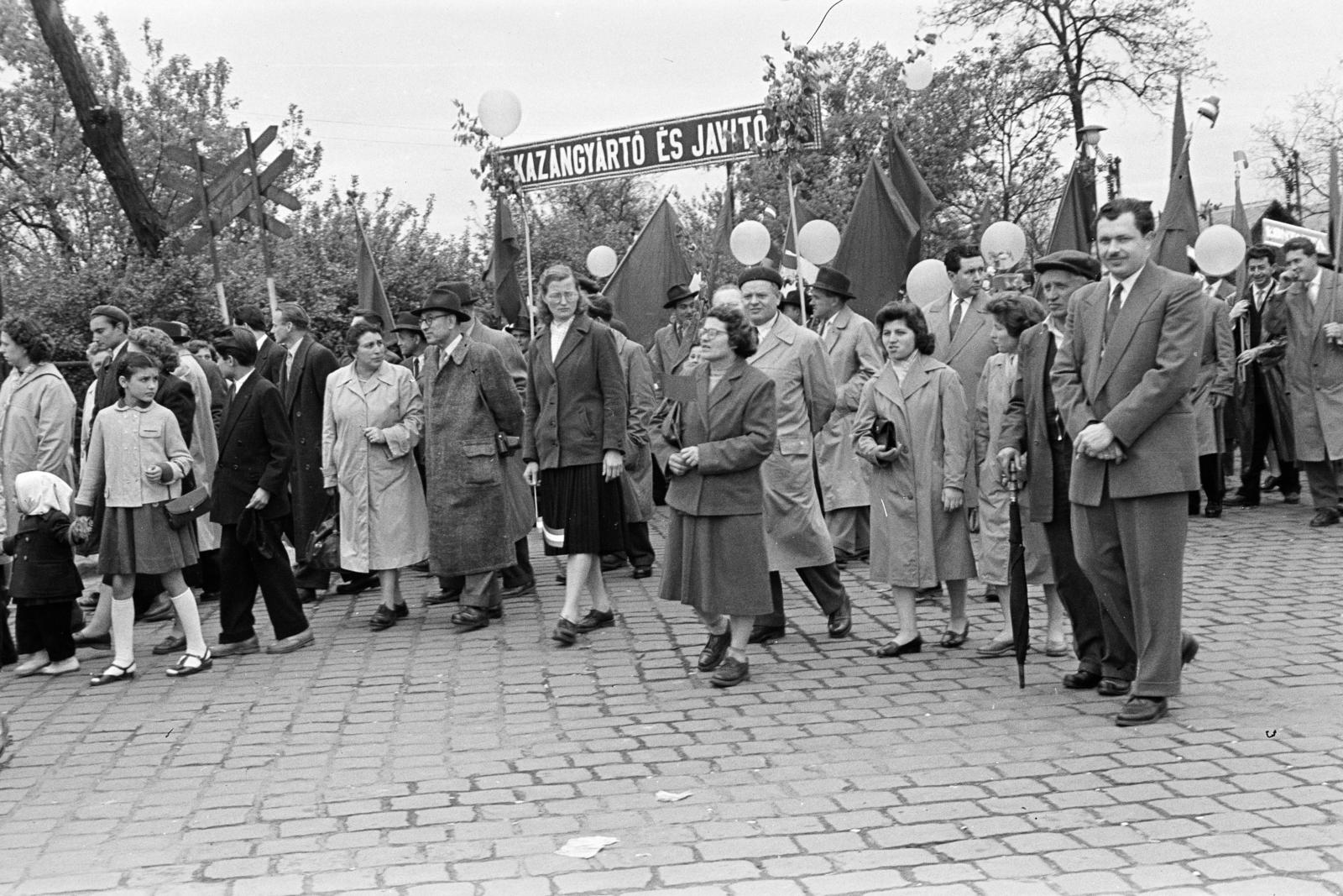 Hungary, Budapest XIII.,Budapest XIV., vasúti átjáró a Róbert Károly körút és a Hungária körút között. Május 1-i felvonulás résztvevői., 1958, Tem Miklós, march, 1st of May parade, Budapest, Boiler Manufacturing And Pepair Company, Fortepan #287162