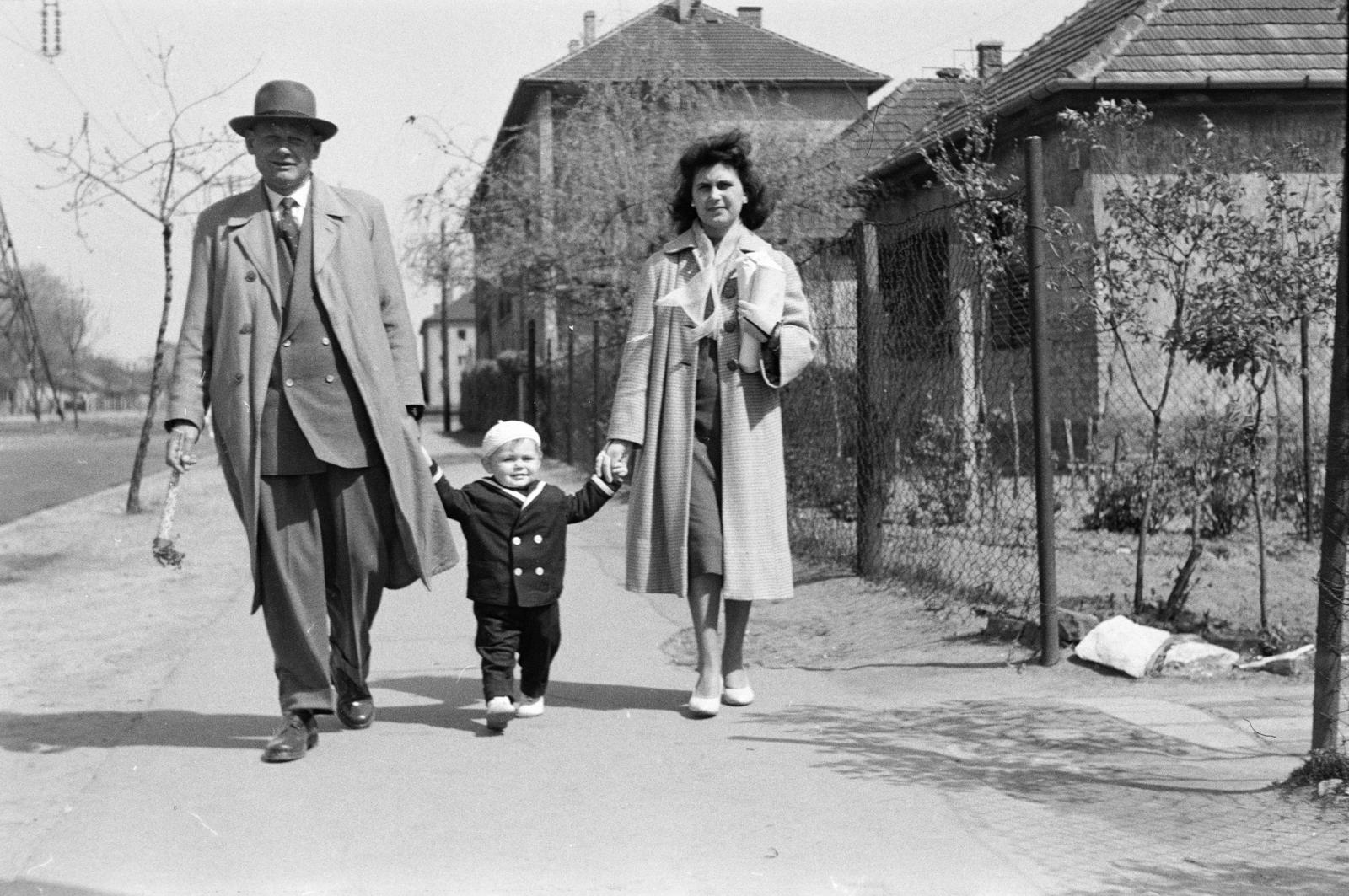 Magyarország, Budapest XIII., Göncöl utca, jobbra 37. szám, középen háttérben a Mosoly utca sarkán álló emeletes épület., 1958, Tem Miklós, Budapest, család, kézenfogva, Fortepan #287163