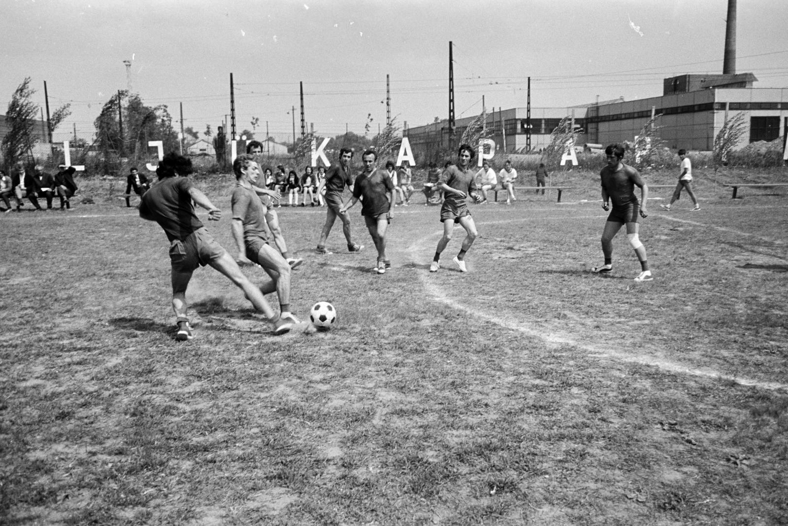 Magyarország, Szentendre, a Papíripari Vállalat szentendrei papírgyárának sporttelepén megrendezett Papírkupa alkalmával készült a felvétel., 1973, Tóth Ákos, labda, labdarúgás, futballpálya, Fortepan #287199