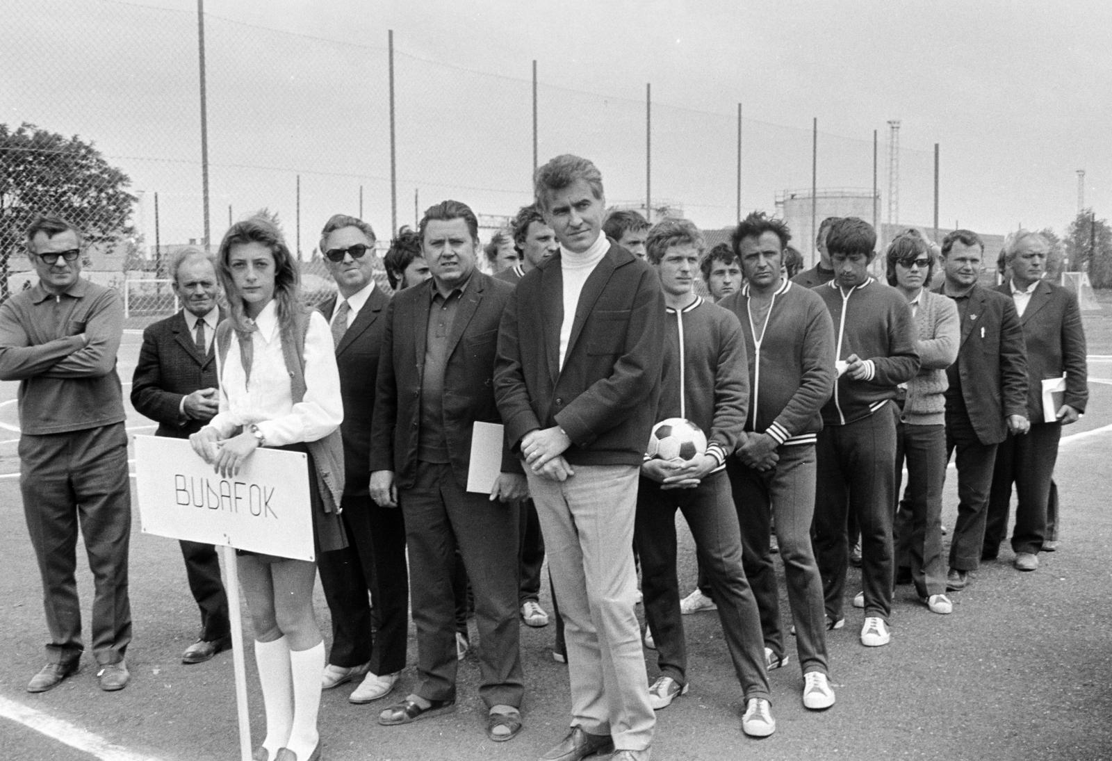 Magyarország, Szentendre, a Papíripari Vállalat szentendrei papírgyárának sporttelepén megrendezett Papírkupa alkalmával készült a felvétel., 1973, Tóth Ákos, focilabda, kézben tartani, tréningruha, Fortepan #287202