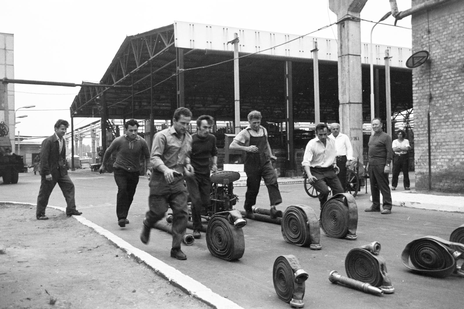 1972, Tóth Ákos, Best of, men, hose, running, Fortepan #287213