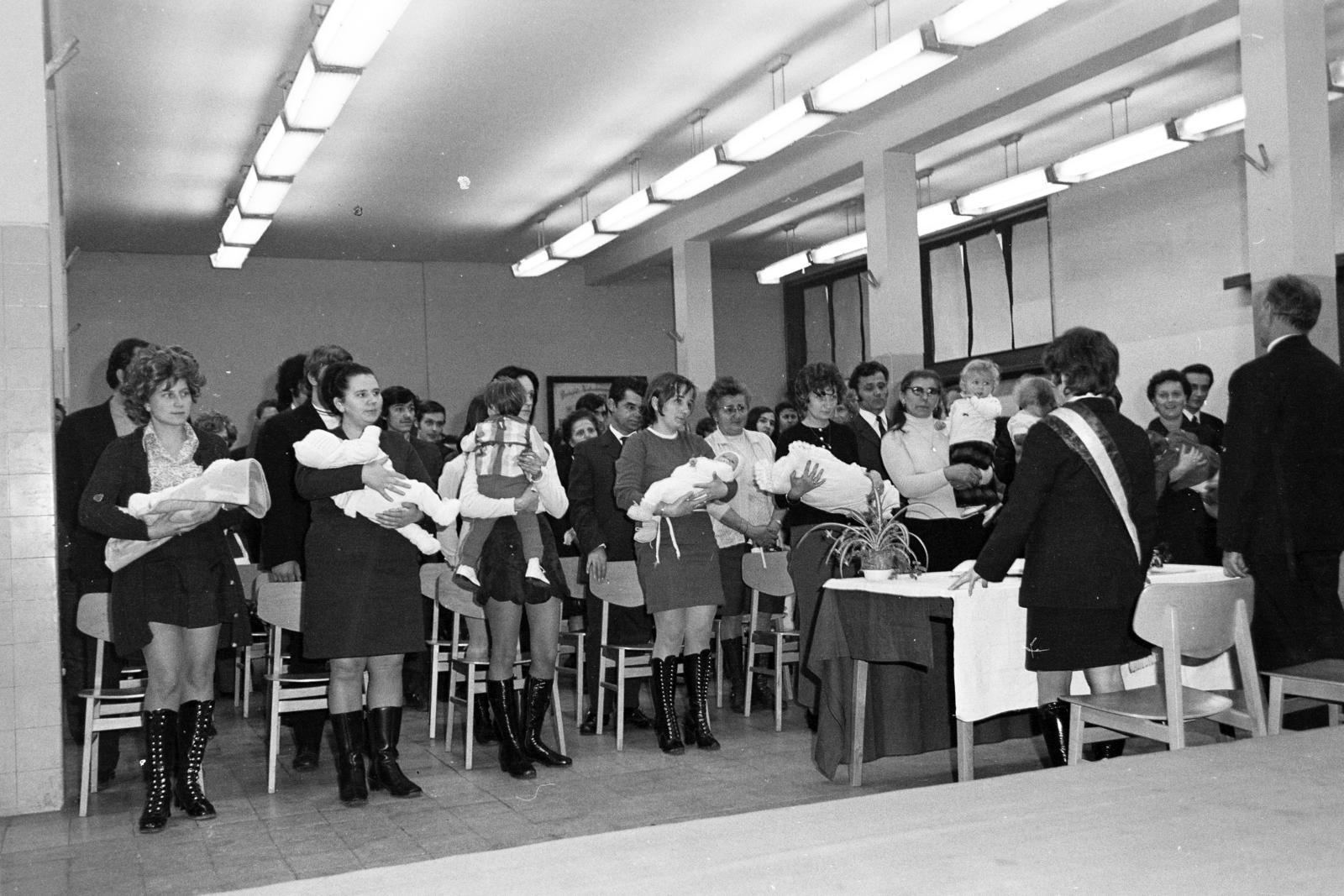 1974, Tóth Ákos, hold in arms, festive, registrat, mother, newborn, neon lights, Fortepan #287219