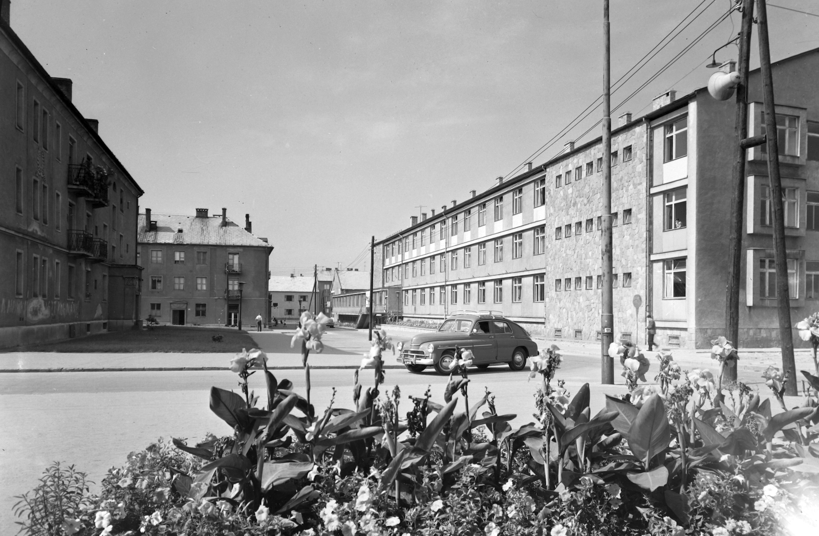 Magyarország, Oroszlány, Mátyás király út, jobbra a Béke Szálló., 1963, Építésügyi Dokumentációs és Információs Központ, VÁTI, hangszóró, lengyel gyártmány, FSO-márka, FSO Warszawa, Fortepan #28722