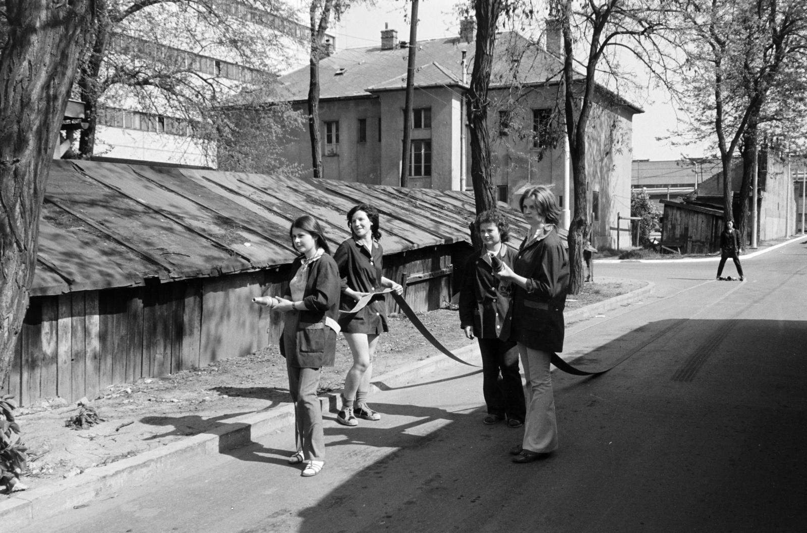 1972, Tóth Ákos, hold in arms, girls, school uniform, hose, Fortepan #287228