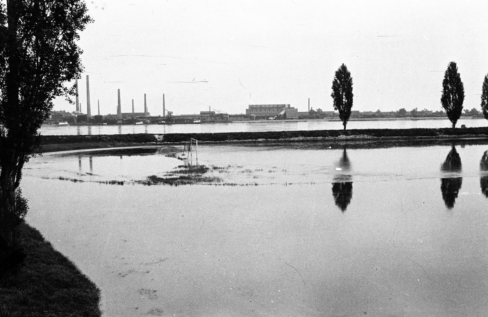 Hungary, Budapest XXII., Hajó utca, sportpálya a Duna-parton, szemben a Csepel Művek., 1962, Tóth Ákos, Budapest, Fortepan #287235