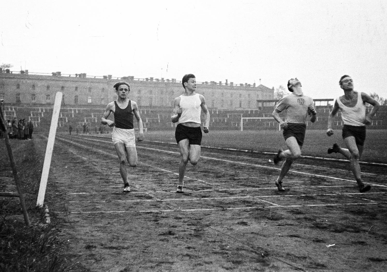 Magyarország, Budapest VIII., Hungária körút, MTK pálya, háttérben a Brüll Alfréd (Törökbecse) utcai Hungária villamos kocsiszín., 1962, Tóth Ákos, Budapest, Fortepan #287236