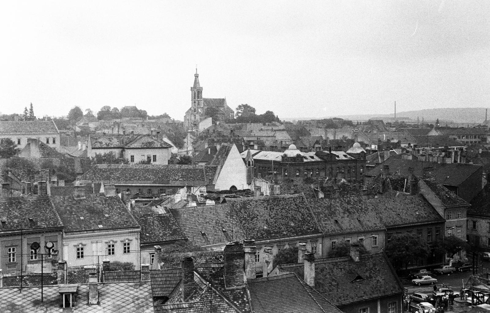 Hungary, Sopron, kilátás a Tűztoronyból a Szent Mihály-templom felé, előtérben a Várkerület háztetői., 1976, Tóth Ákos, bird's eye view, roof, Fortepan #287248