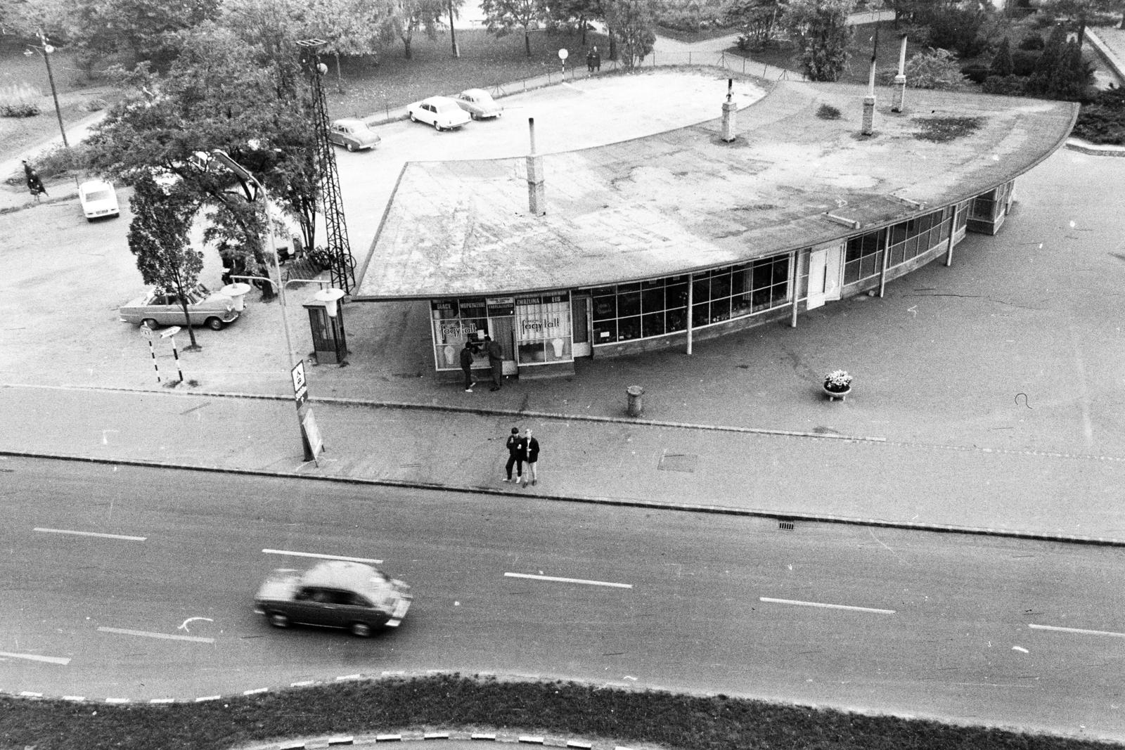 Magyarország, Győr, Szent István (Tanácsköztársaság) út, IBUSZ pavilon a Baross Gábor (Lenin) út közelében., 1966, Tóth Ákos, Fortepan #287252