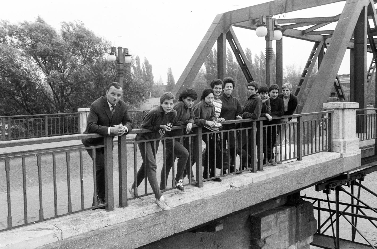 Hungary, Győr, a Rába folyó feletti Petőfi híd újvárosi hídfőjénél készült a felvétel., 1966, Tóth Ákos, Fortepan #287253