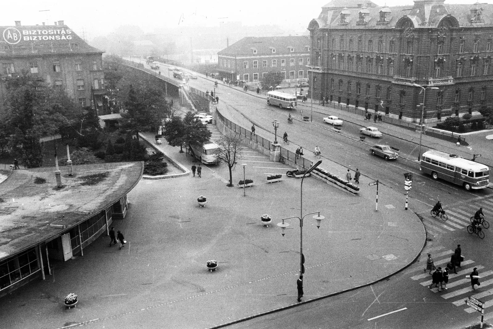 Magyarország, Győr, Baross Gábor (Lenin) út és híd a Szent István (Tanácsköztársaság) úttól nézve, jobbra a Városháza., 1967, Tóth Ákos, Ikarus 31/311, Fortepan #287255