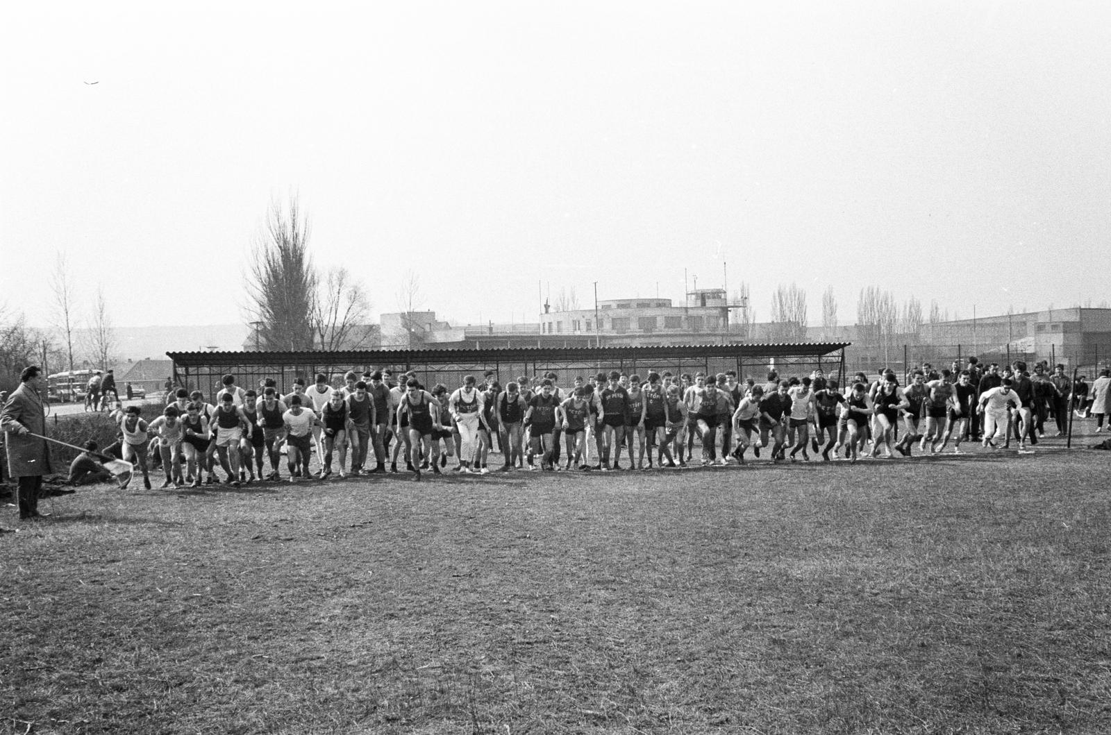 Magyarország, Budaörsi repülőtér, Budapest XI., mezei futóverseny., 1963, Tóth Ákos, Budapest, futóverseny, Fortepan #287257