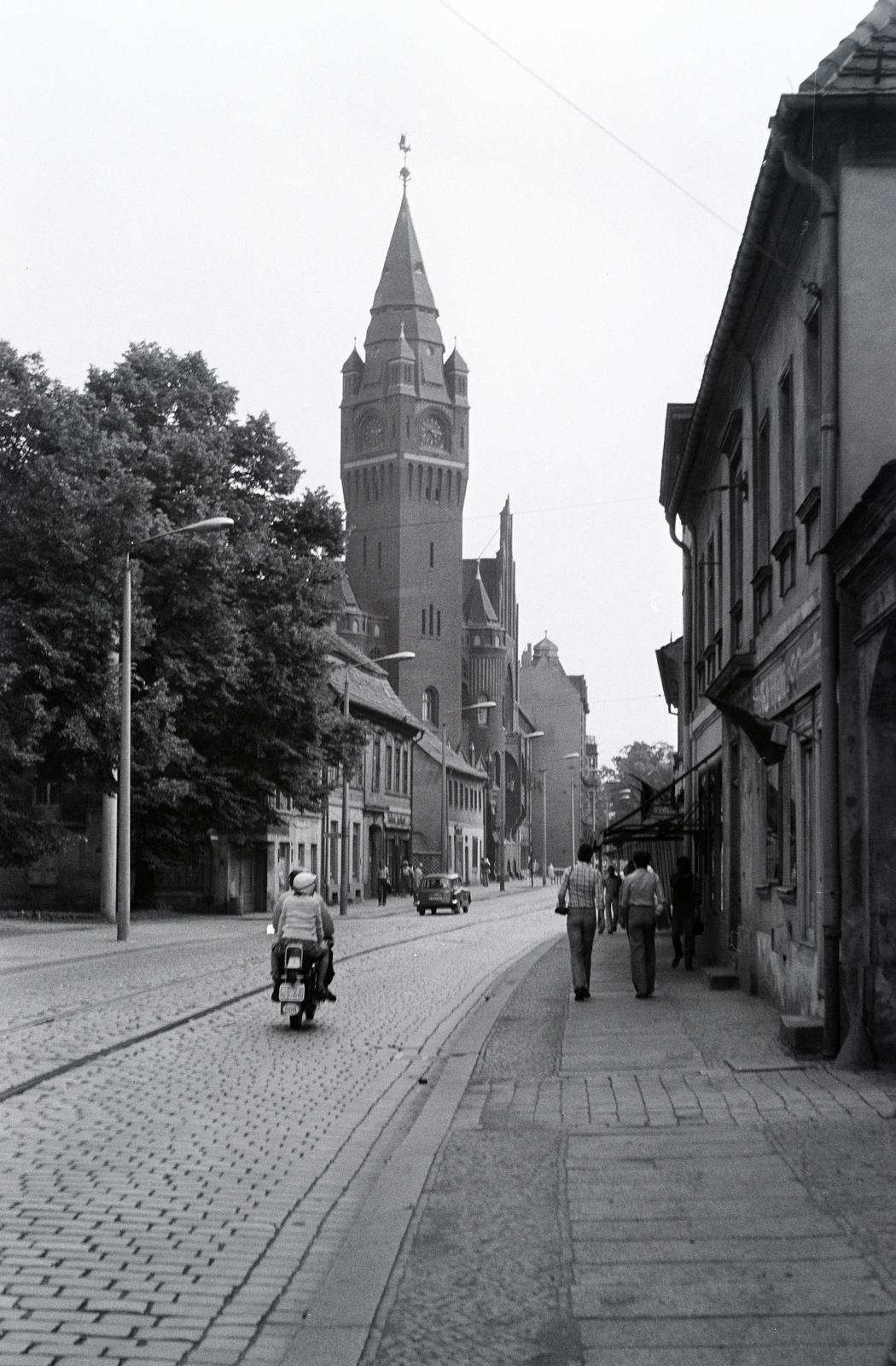 Germany, Berlin, Kelet-Berlin, Alt-Köpenick a Kirchstraße felől a Schlossplatz felé nézve, balra a Köpenicki Városháza., 1973, Tóth Ákos, GDR, East-Berlin, Fortepan #287289