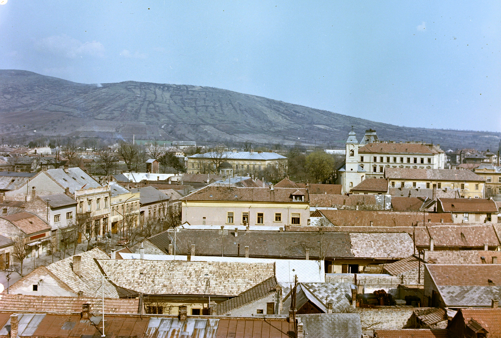 Hungary, Gyöngyös, Kossuth Lajos utca, háttérben világos tetővel a Mátra Múzeum (Orczy kastély)., 1964, Építésügyi Dokumentációs és Információs Központ, VÁTI, colorful, picture, Fortepan #28730