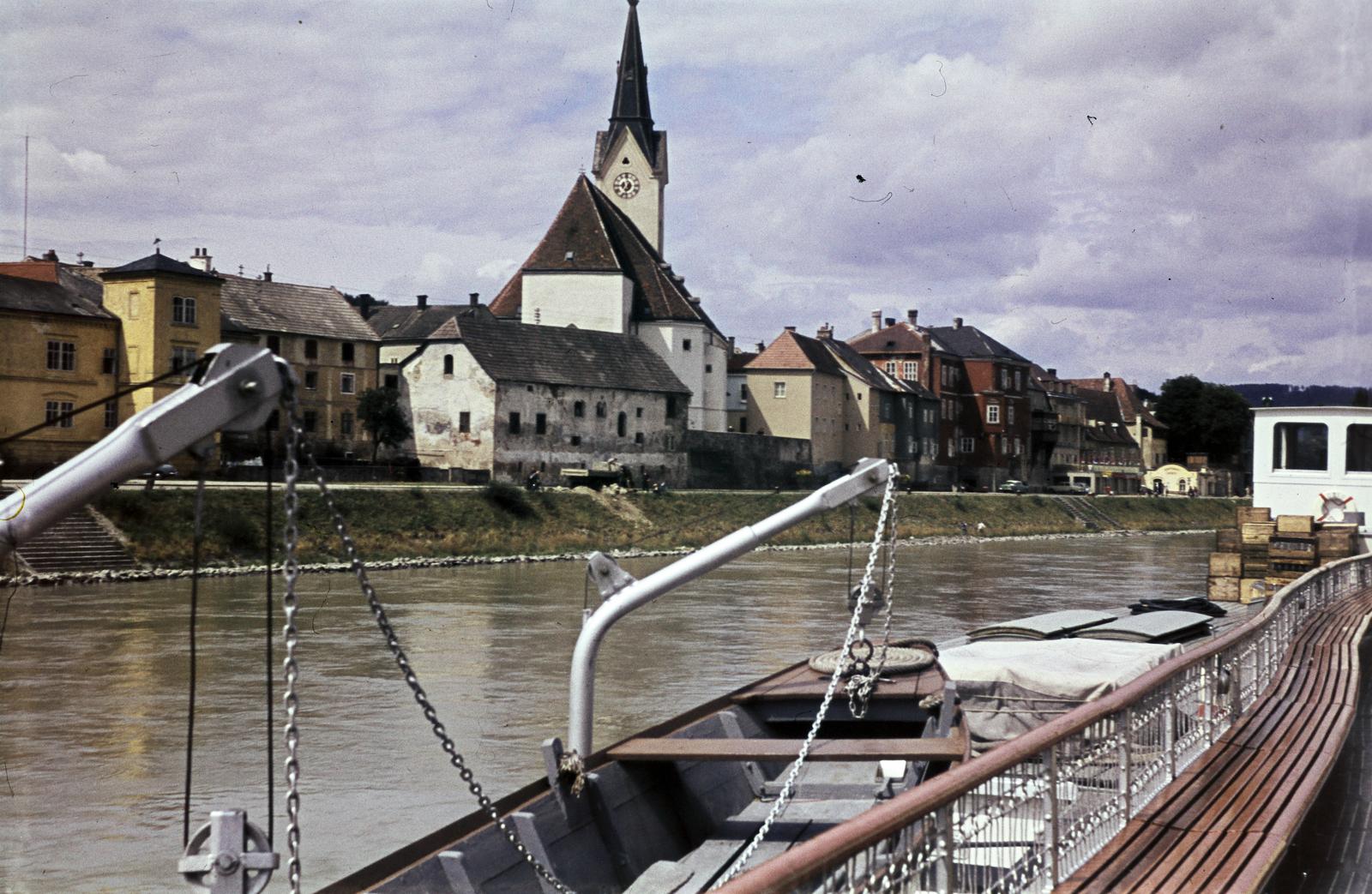 Ausztria, Ybbs an der Donau, gőzös a Dunán, szemben a Szent Lőrinc-templom (Pfarrkirche St. Lorenz)., 1966, Szomolányi József, színes, Fortepan #287300
