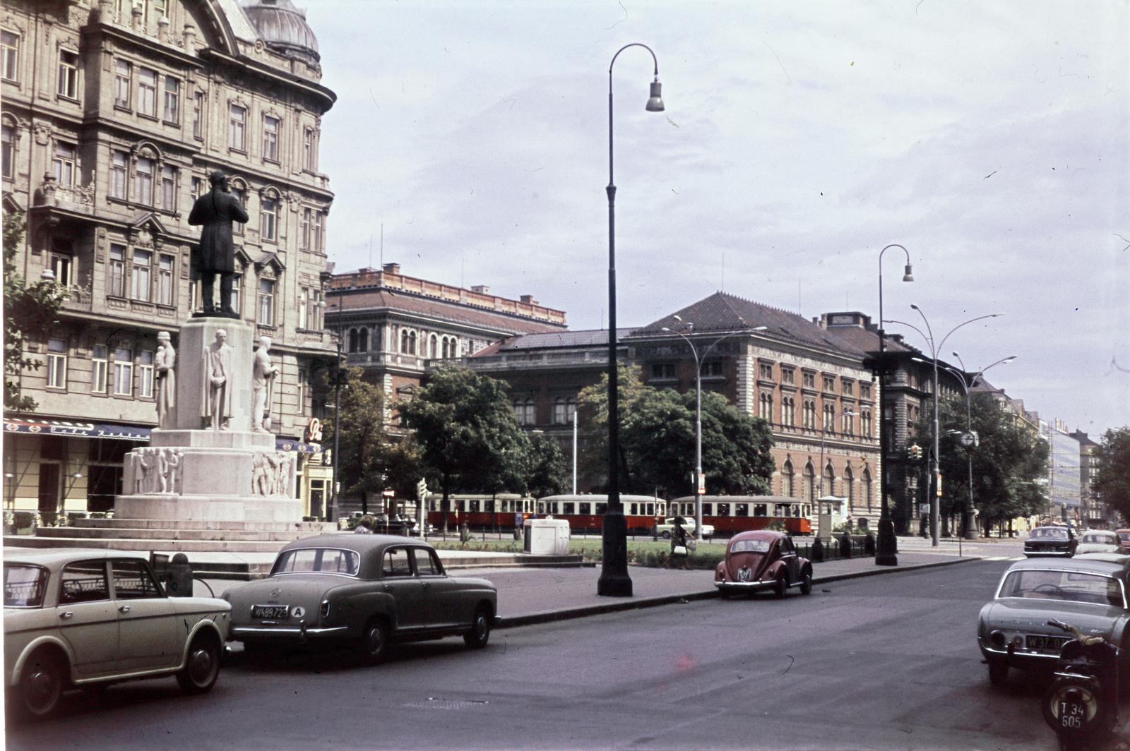 Ausztria, Bécs, Dr-Karl-Lueger-Platz, a villamos a Stubenring-en halad., 1966, Szomolányi József, színes, Fortepan #287302