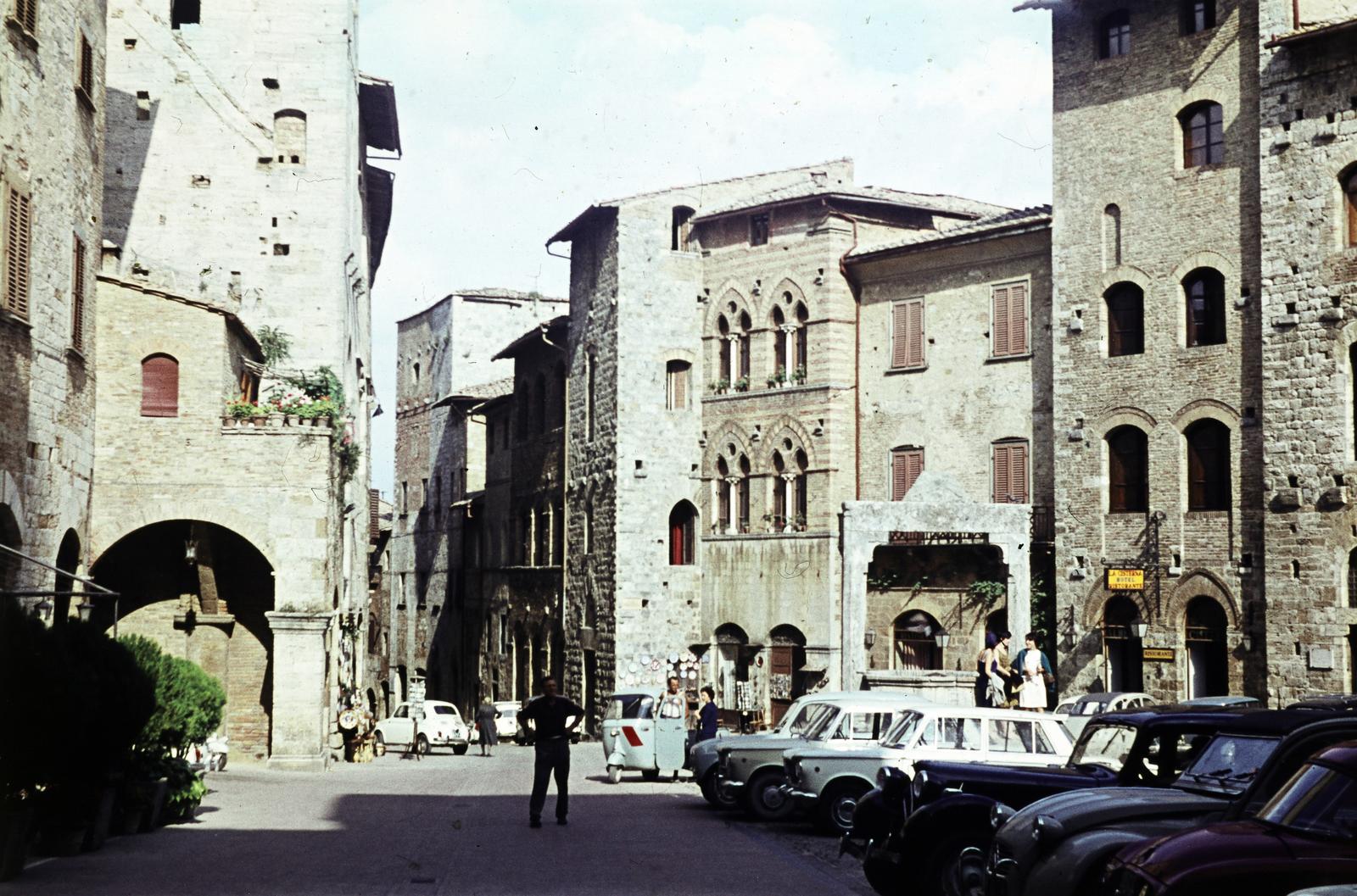 Olaszország, San Gimignano, Piazza della Cisterna., 1962, Szomolányi József, színes, Fortepan #287309