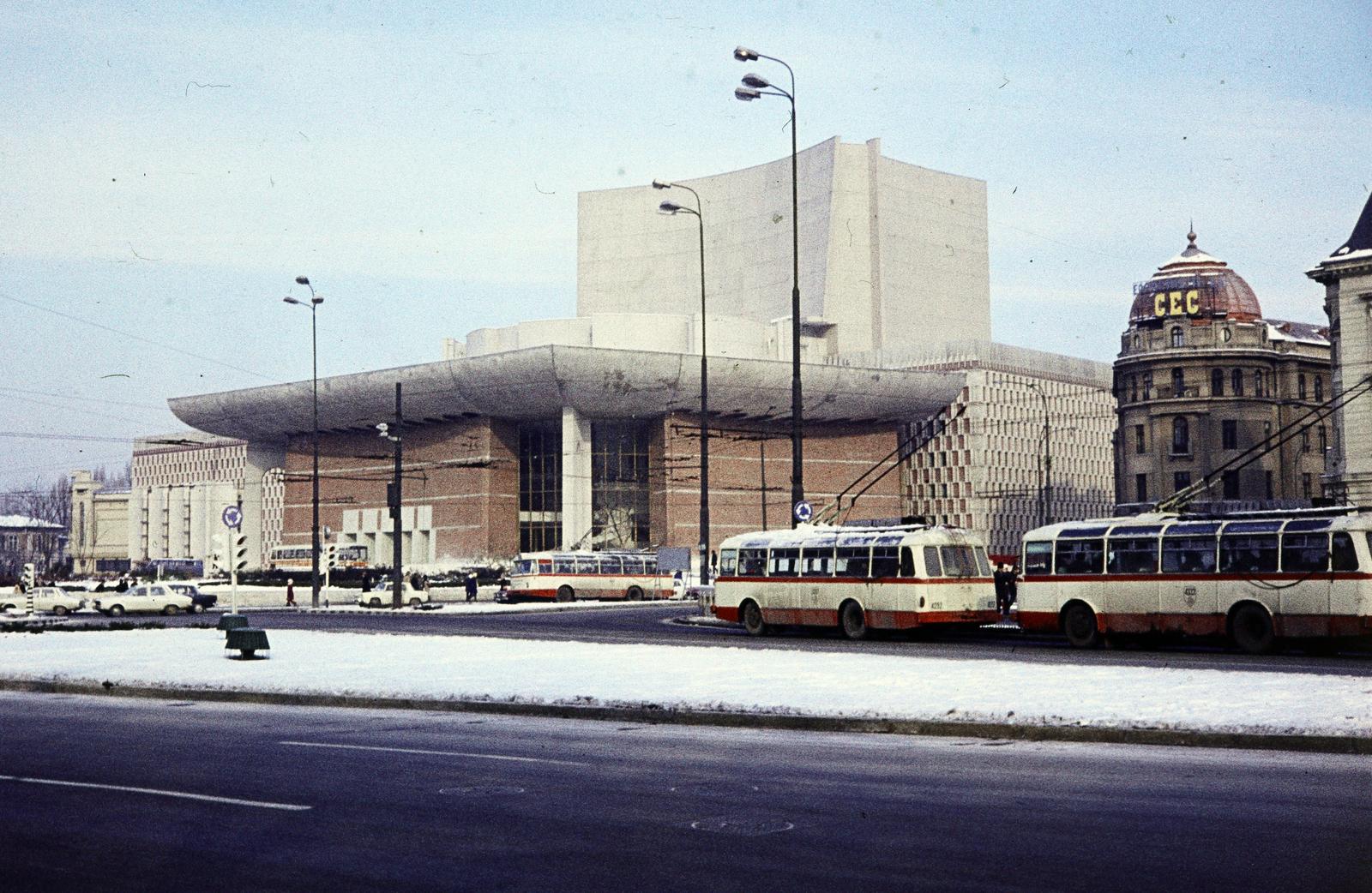 Románia, Bukarest, Bulevardul Nicolae Bălcescu, szemben a Teatrul Național „Ion Luca Caragiale”., 1972, Szomolányi József, színes, Fortepan #287312