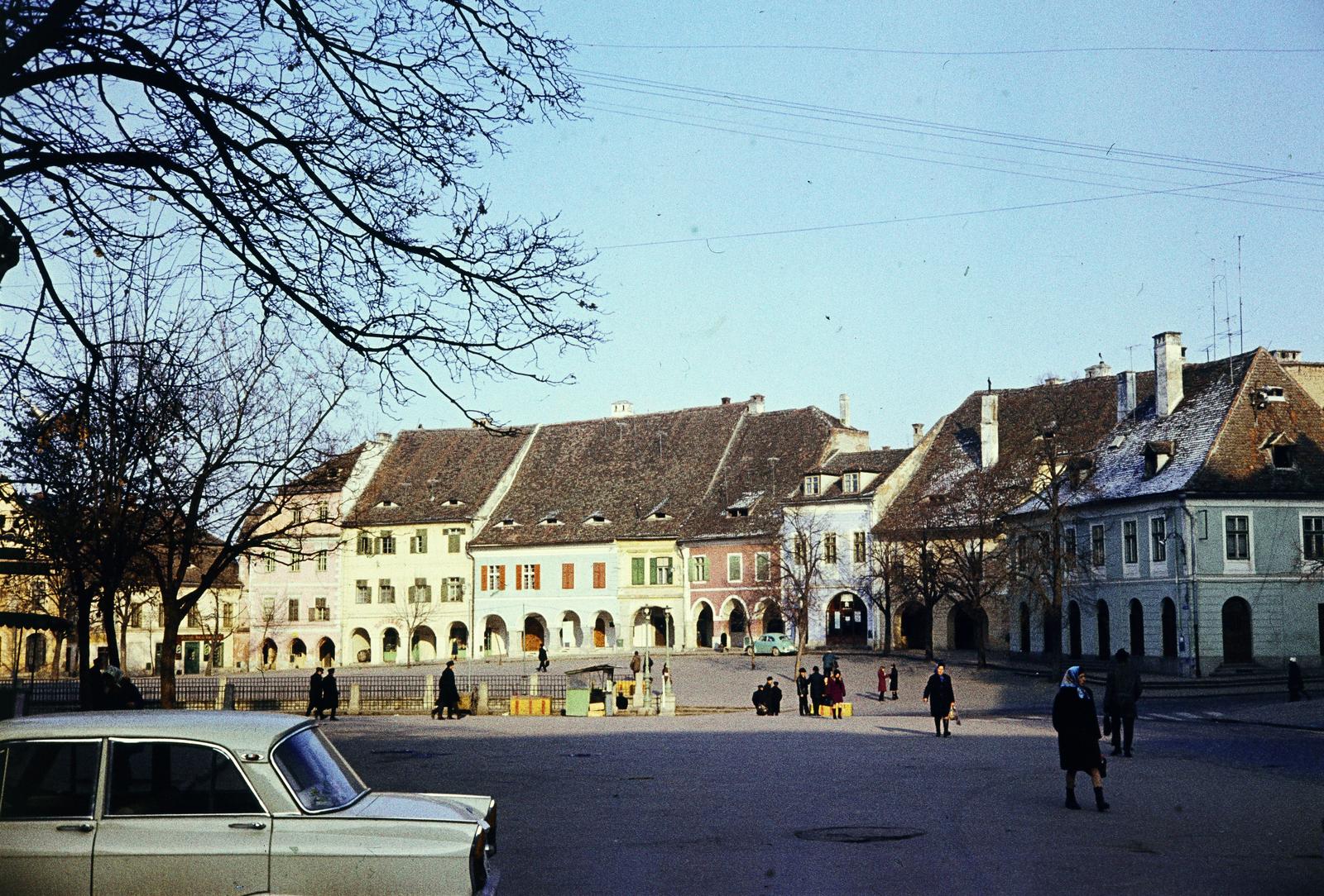 Románia,Erdély, Nagyszeben, Kis tér (Piata Mica)., 1972, Szomolányi József, színes, Fortepan #287314