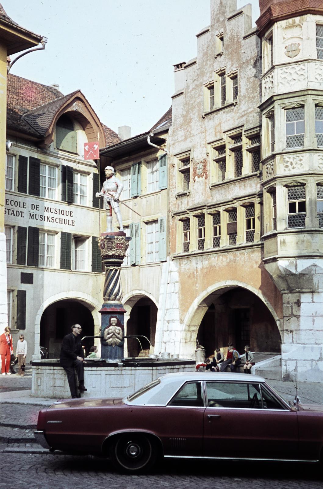 Switzerland, Ring, középen a Vennerbrunnen, jobbra a Zunfthaus zu Waldleuten., 1968, Szomolányi József, Fortepan #287316