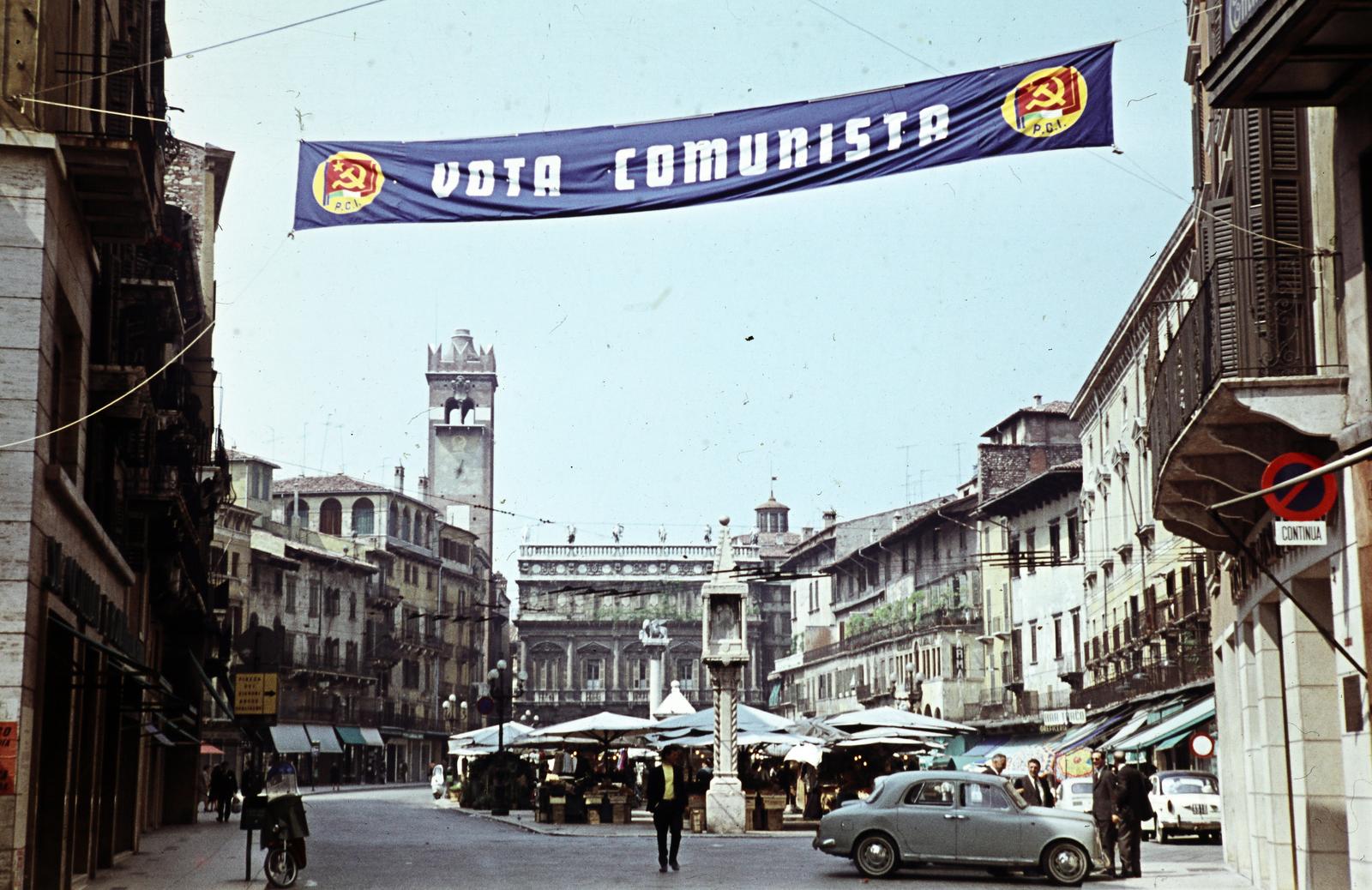 Olaszország, Verona, a Via Cappello felől a Piazza delle Erbe felé, kissé balra a Torre dei Lamberti, szemben a
Colonna Antica., 1962, Szomolányi József, színes, Fortepan #287317