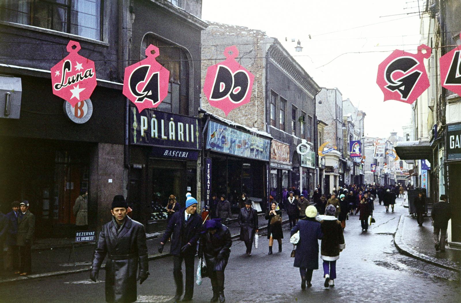 Románia, Bukarest, Strada Lipscani, a felvétel a Bulevardul lon C. Brătianu felől készült., 1972, Szomolányi József, színes, Fortepan #287319