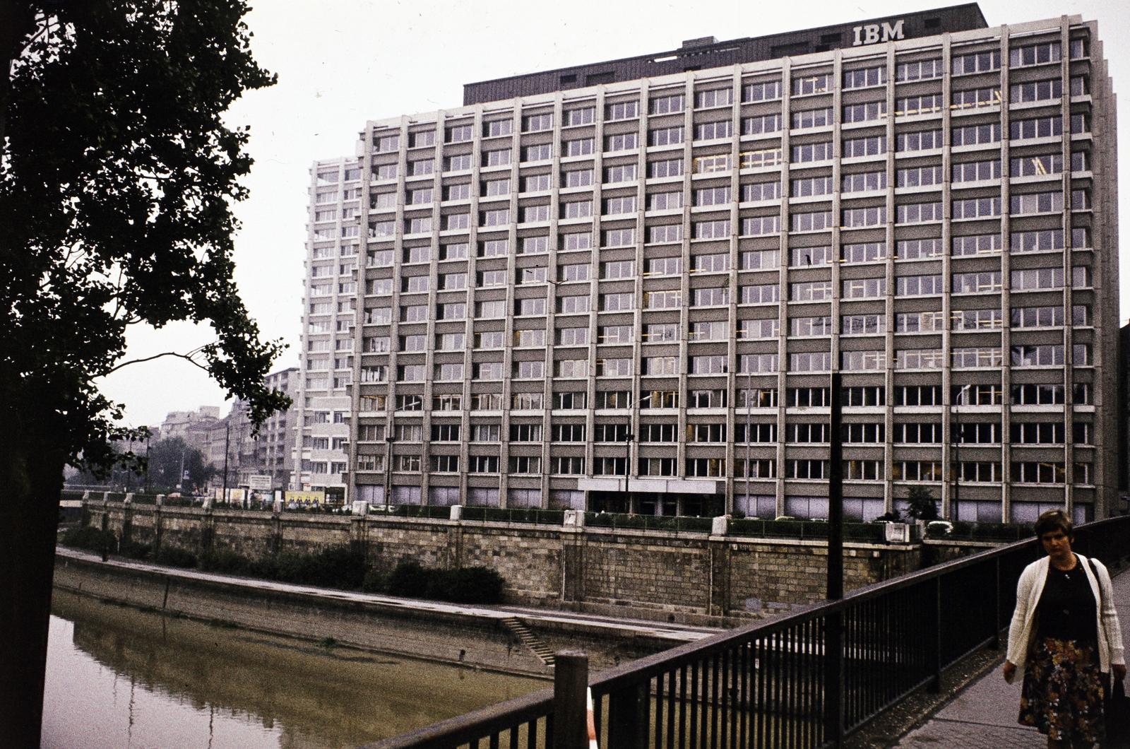 Austria, Vienna, Obere Donaustraße 91-95., Wiener IBM-Zentrum. Előtérben a Duna-csatorna feletti Marienbrücke., 1968, Szomolányi József, colorful, Fortepan #287320