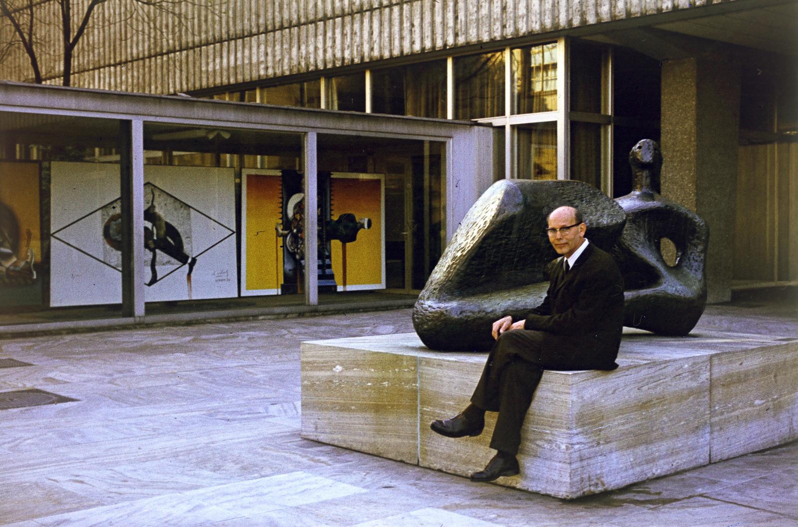 Switzerland, Zurich, Kunsthaus, Henry Moore Fekvő alak (Reclining figure) című alkotása., 1964, Szomolányi József, modern art, Fortepan #287321