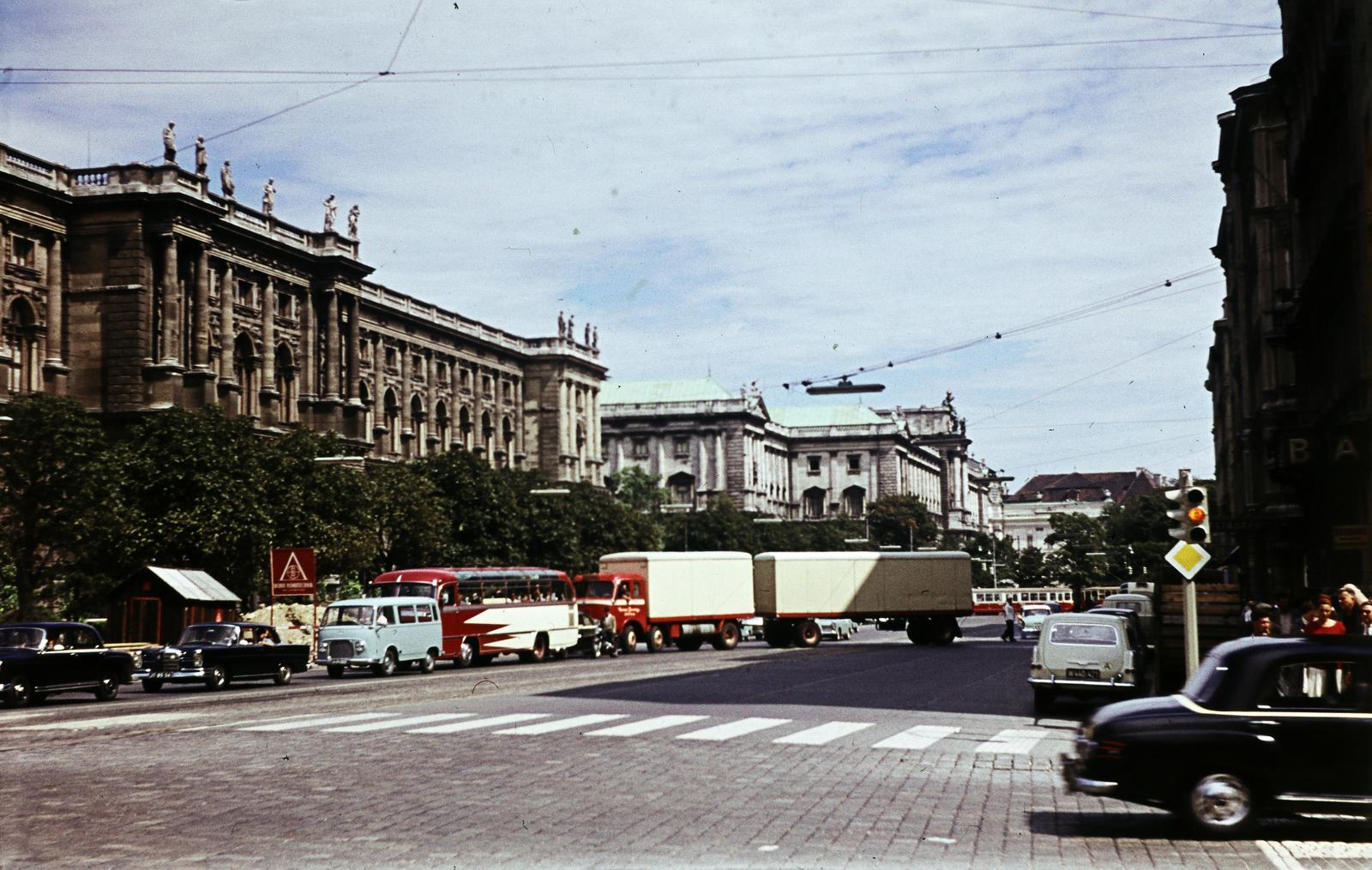 Austria, Vienna, Museumsplatz, jobbra a Getreidemarkt. Szemben a Babenbergerstraße-n balra a Kunsthistorisches Museum, majd a Neue Hofburg., 1964, Szomolányi József, colorful, Fortepan #287323