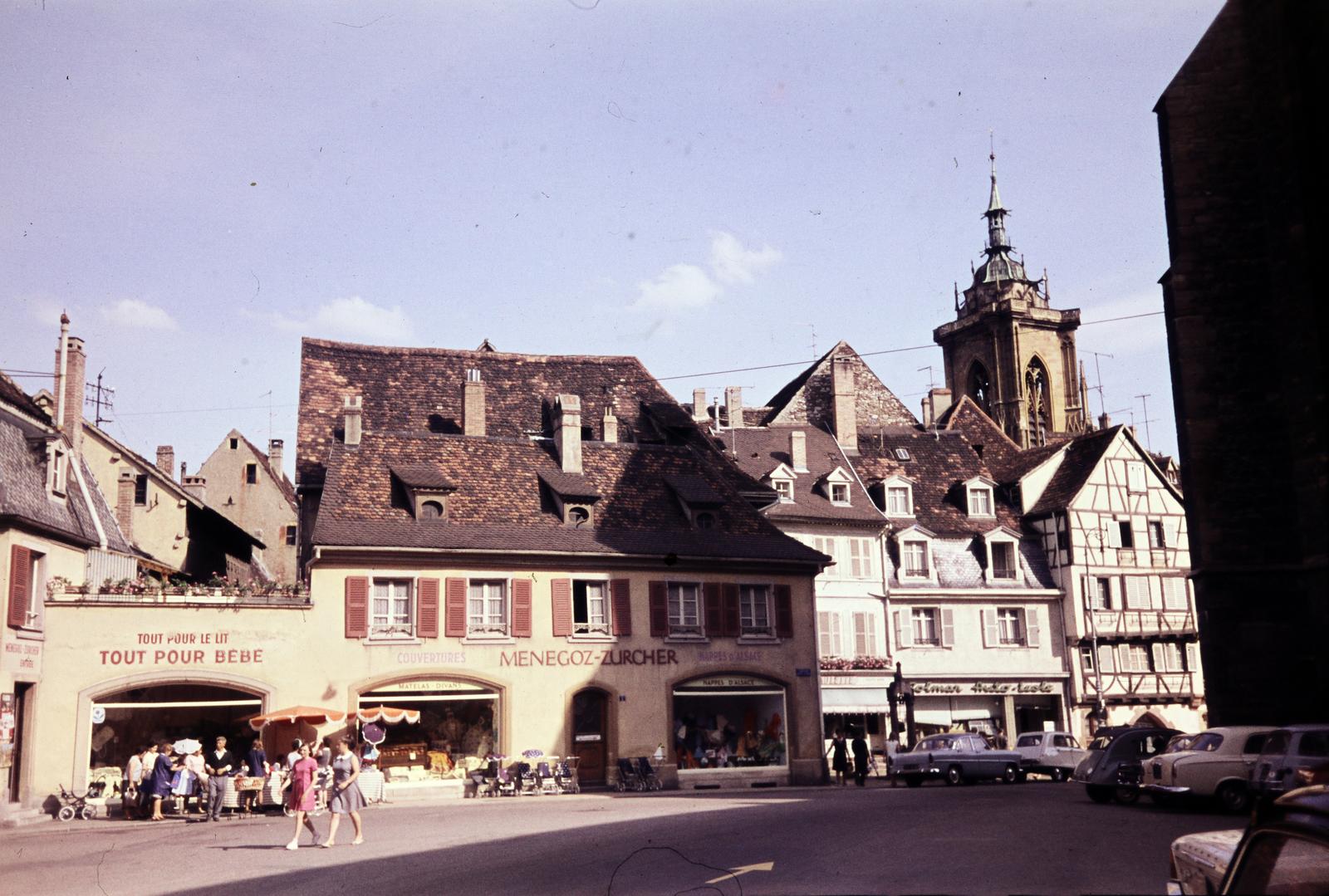 France, Colmar, Place des Martyrs de la Résistance, jobbra a Église des Dominicains, az épületek mögött
a collégiale Saint-Martin de Colmar (cathédrale Saint-Martin de Colmar)., 1964, Szomolányi József, colorful, Fortepan #287324