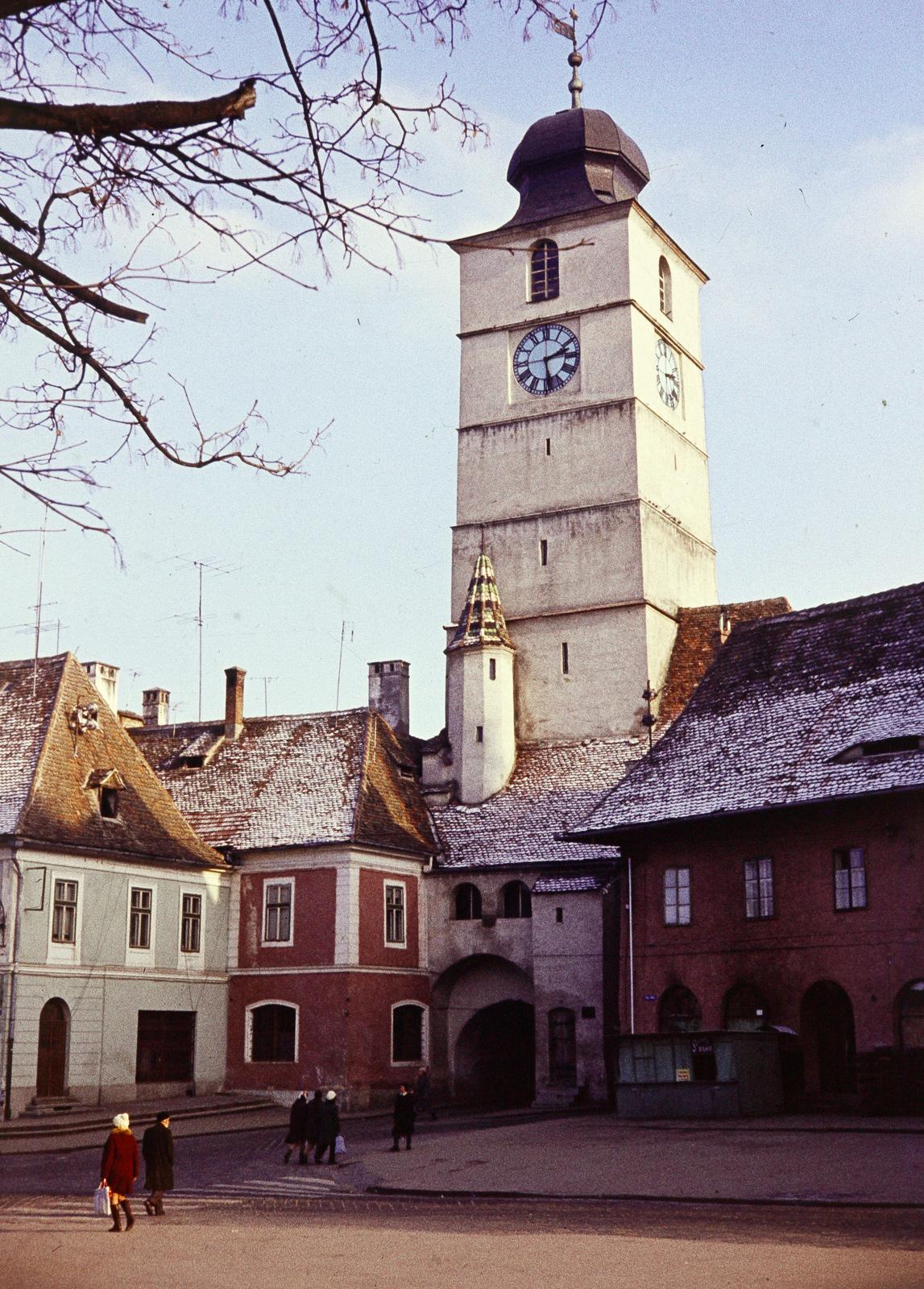 Románia,Erdély, Nagyszeben, Kis tér (Piata Mica), szemben a Tanácstorony., 1972, Szomolányi József, színes, Fortepan #287326