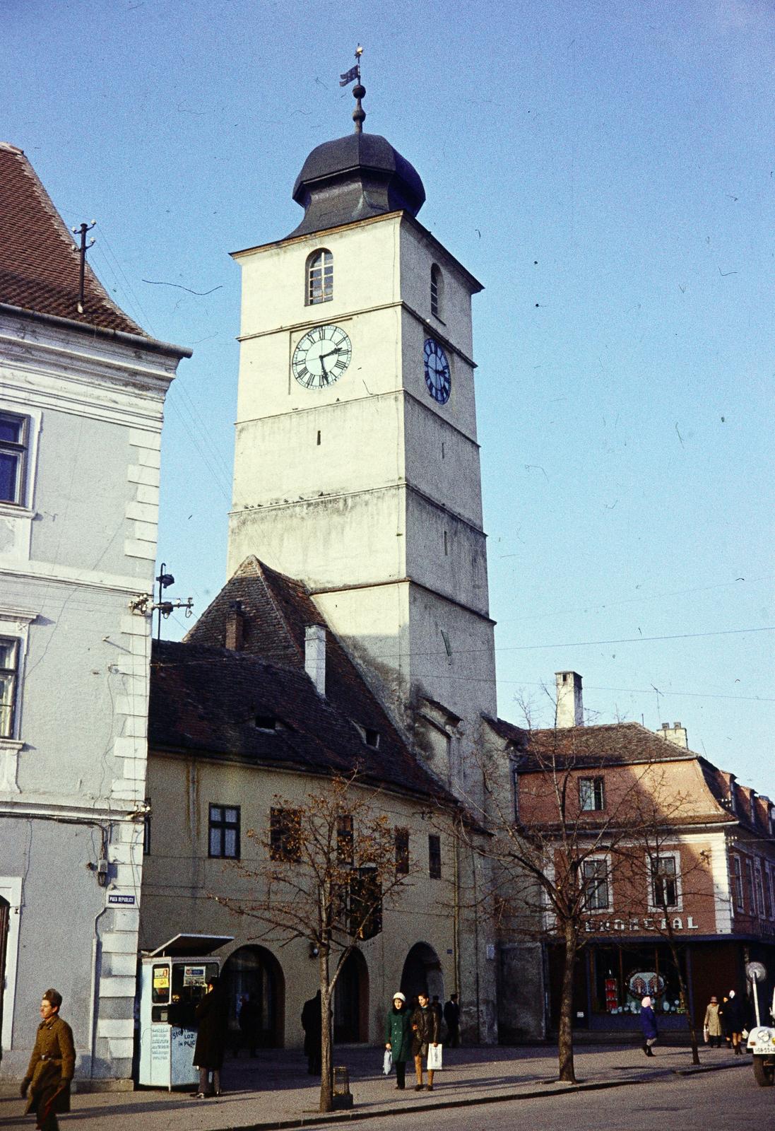 Románia,Erdély, Nagyszeben, Nagy tér (Piața Mare), szemben a Tanácstorony., 1972, Szomolányi József, színes, Fortepan #287327