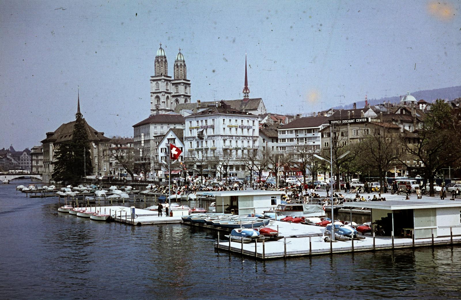 Svájc, Zürich, a Limmat folyó a Quaibrücke-ről nézve, balra a Wasserkirche református templom, jobbra a Grossmünster (Nagykatedrális) tornyai látszanak., 1966, Szomolányi József, színes, Fortepan #287329
