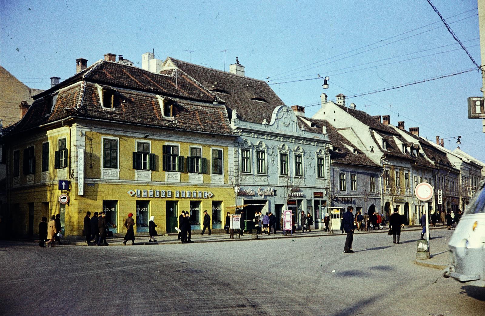 Románia,Erdély, Nagyszeben, a Strada Tribunei - Strada Nicolae Bălcescu sarok a Piata Unirii-ről nézve., 1972, Szomolányi József, színes, Fortepan #287331