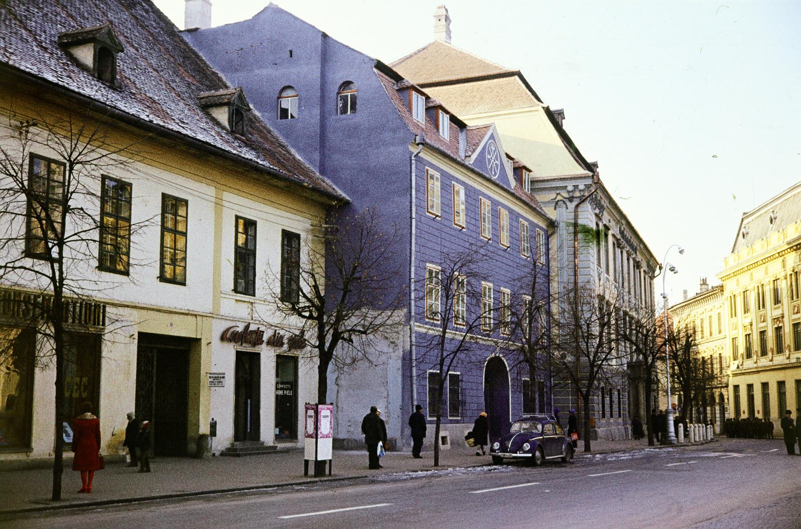 Románia,Erdély, Nagyszeben, Nagy tér (Piața Mare), középen a Blaues Stadthaus (Kék Ház), ettől jobbra a Brukenthal-palota., 1972, Szomolányi József, színes, Fortepan #287342