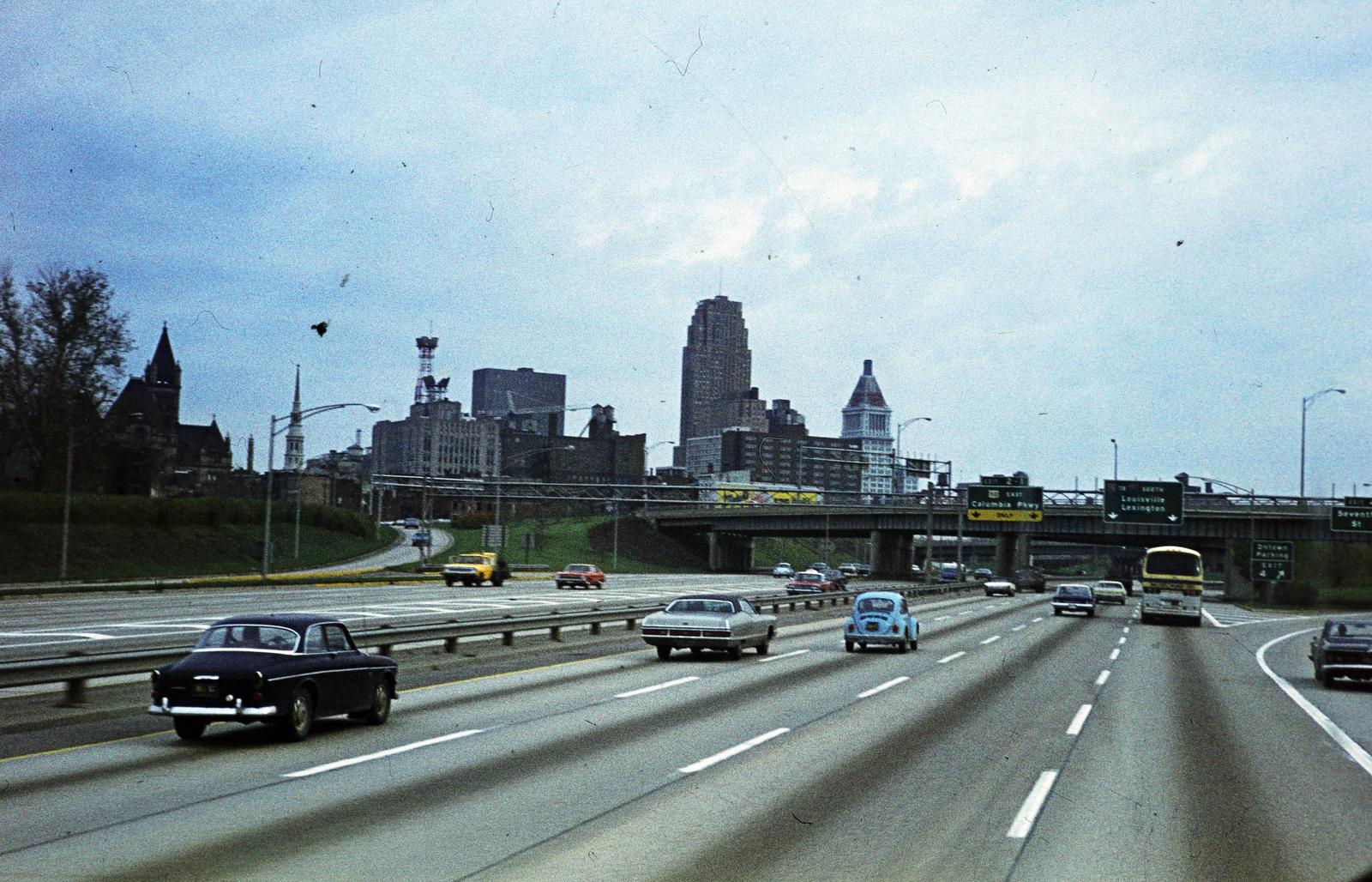USA, I-75-ös autópálya, balra a Cincinnati City Hall, tőle kicsit jobbra a Cathedral Basilica of St. Peter in Chains, szemben a 4th & Vine Tower (Union Central Tower, Central Trust Bank Building)., 1971, Szomolányi József, colorful, Fortepan #287344