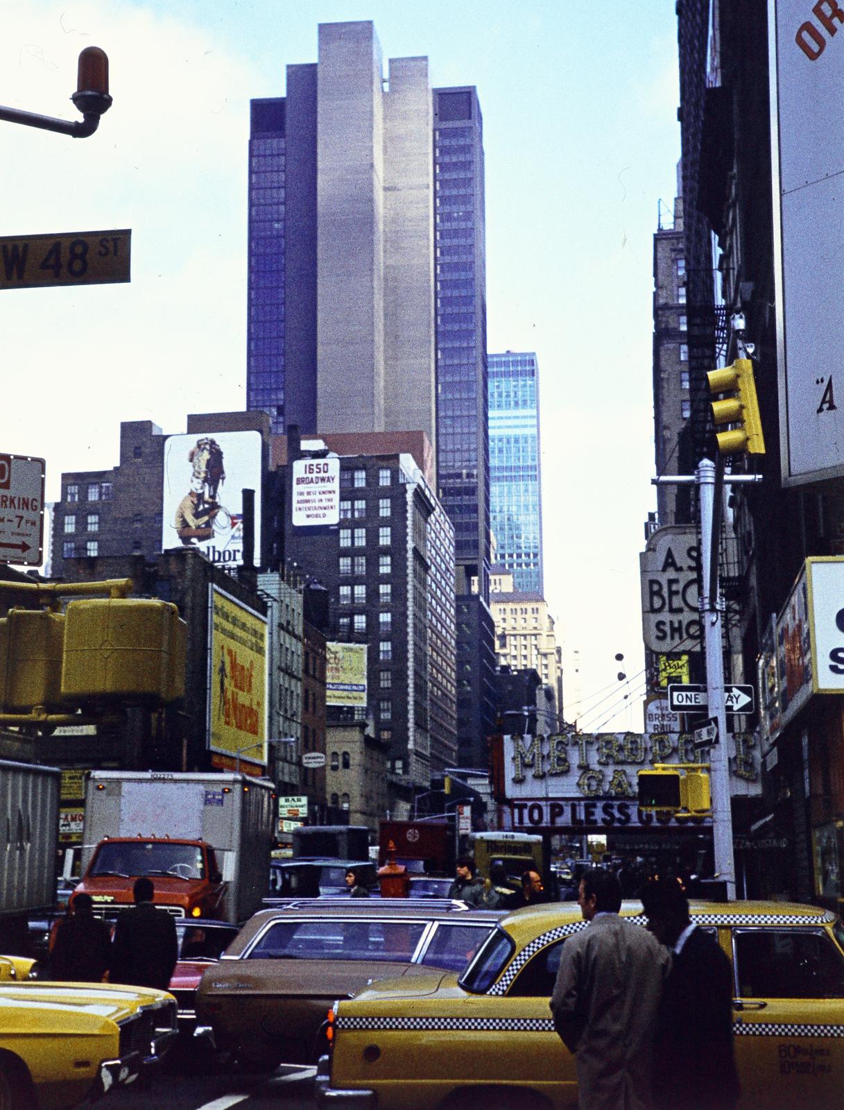 Amerikai Egyesült Államok, New York állam, New York, a 7th Avenue és 48th Street kereszteződésétől a Times Square felé., 1971, Szomolányi József, Fortepan #287346