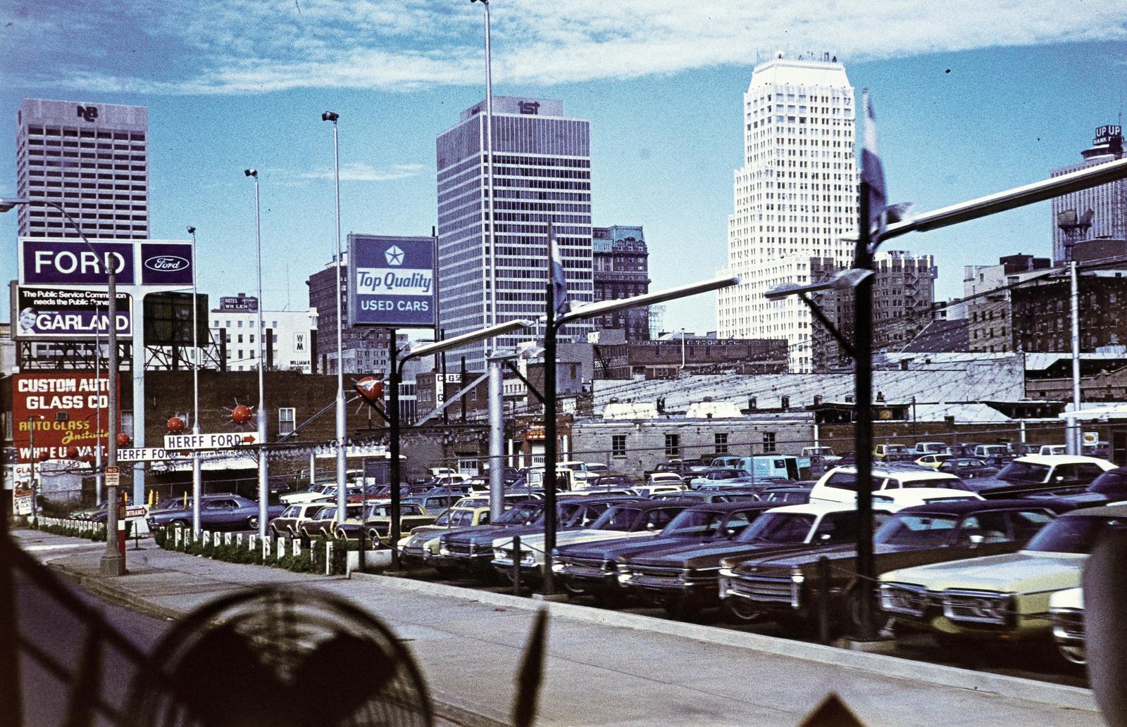USA, Tennessee State, Memphis, U.S. Route 79, jobbról a második a Sterick Building irodaház a Madison Avenue és a North B.B. King Boulevard sarkán., 1971, Szomolányi József, colorful, Fortepan #287349