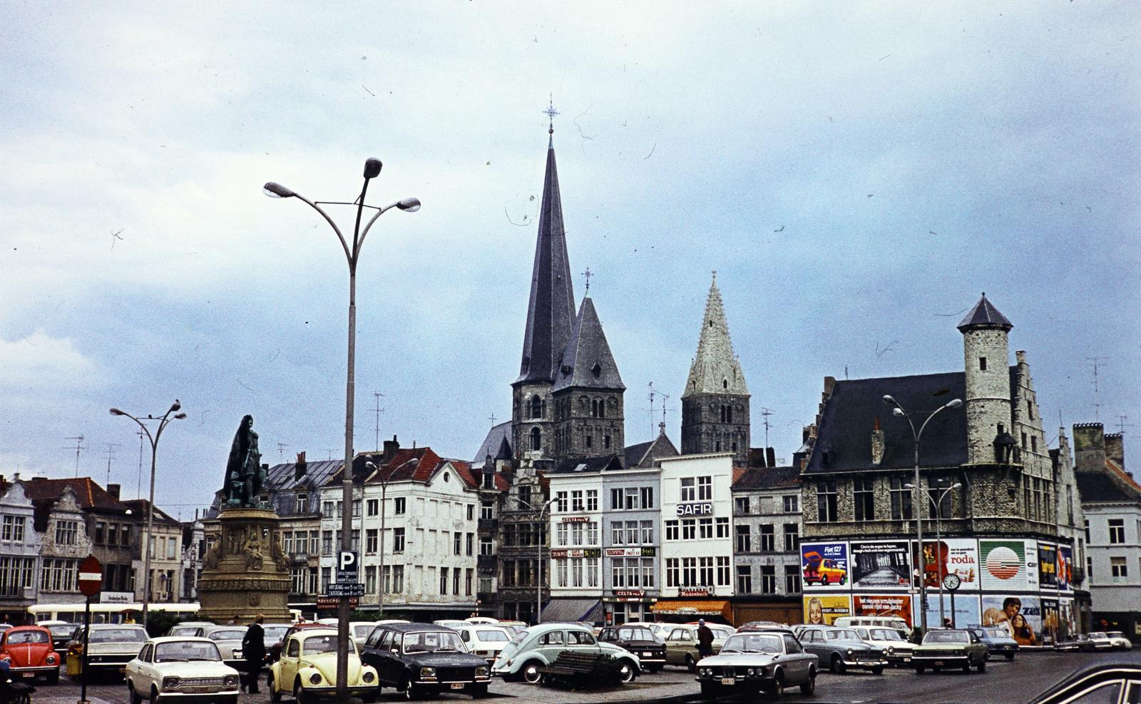 Belgium, Gent, Vrijdagmarkt, kissé balra Jacob van Artevelde emlékműve (Pieter De Vigne, 1863.). Az épületek mögött a Sint-Jacobskerk, a képen jobbra Poëziecentrum., 1966, Szomolányi József, colorful, Fortepan #287354