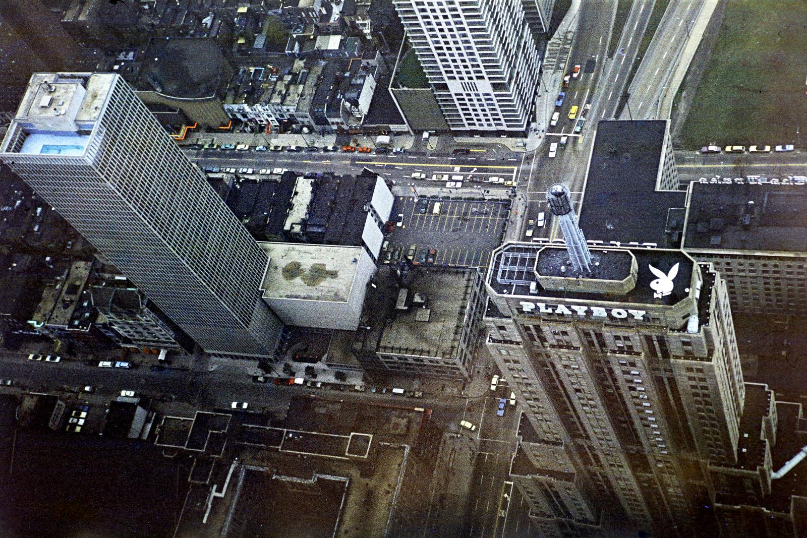 USA, Illionis State, Chicago, látkép a John Hancock Center kilátójából, jobbra a Playboy Building (eredetileg Palmolive Building)., 1971, Szomolányi József, Fortepan #287359