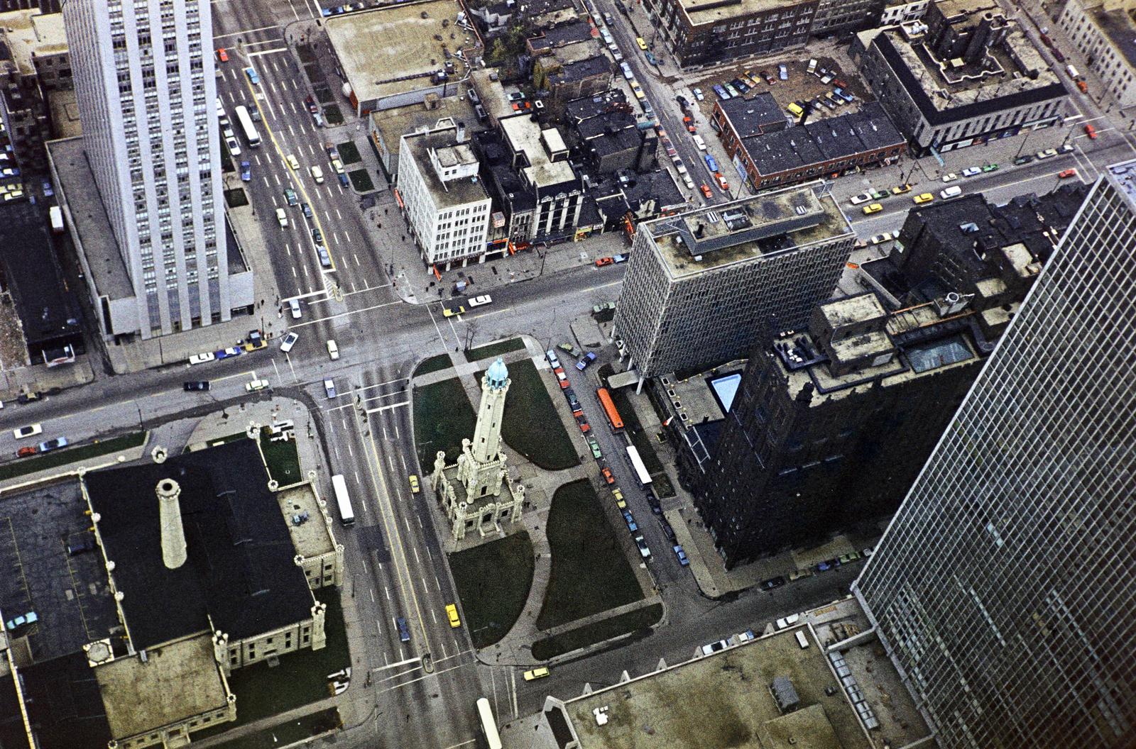 Amerikai Egyesült Államok, Illinois állam, Chicago, látkép a John Hancock Center kilátójából, előtérben balra a Chicago Water Tower és a Water Works., 1971, Szomolányi József, színes, Fortepan #287363