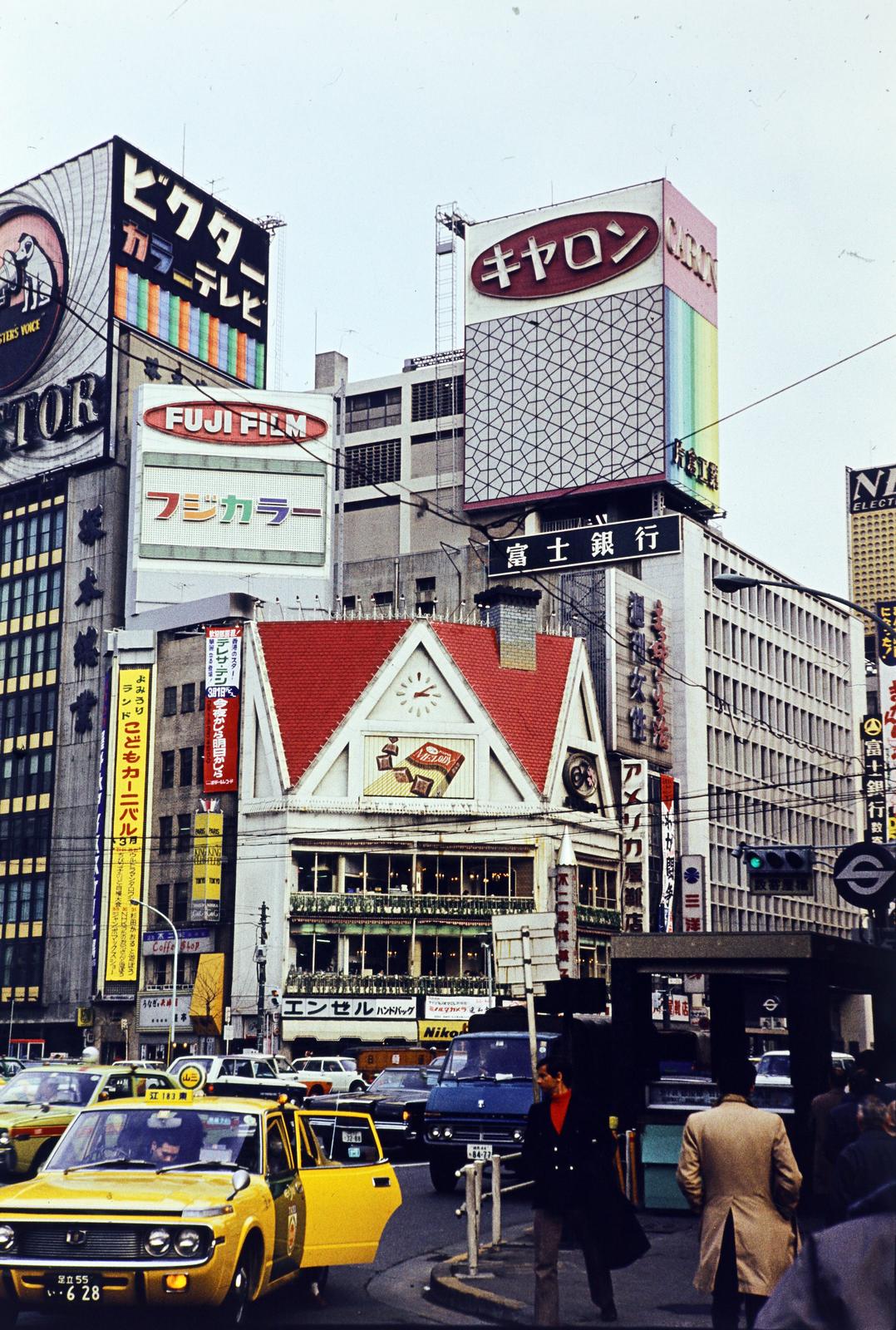 Japan, Tokyo, Ginza, Chūō körzet, szemben a Fujiya Sukiyabashi üzletház a Sotobori-dori-n., 1969, Szomolányi József, colorful, Fortepan #287368