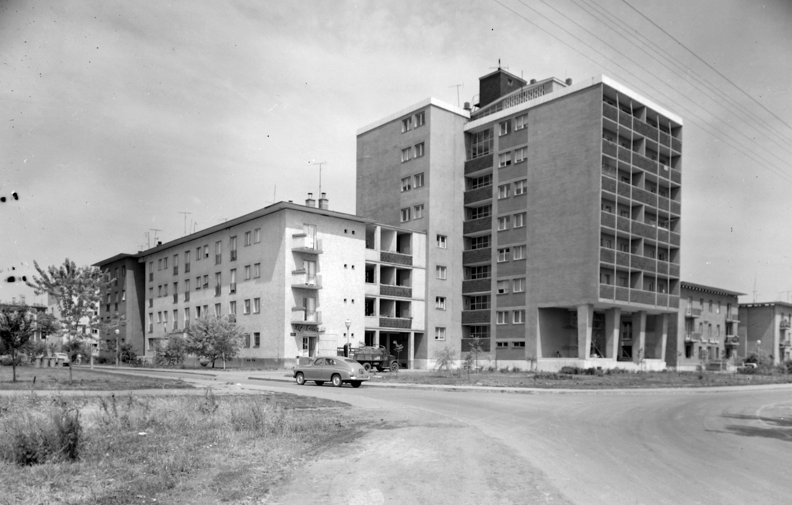 Hungary, Tiszaújváros, (Tiszaszederkény) Liszt Ferenc utca - Szederkényi út sarok., 1966, Építésügyi Dokumentációs és Információs Központ, VÁTI, automobile, Fortepan #28739