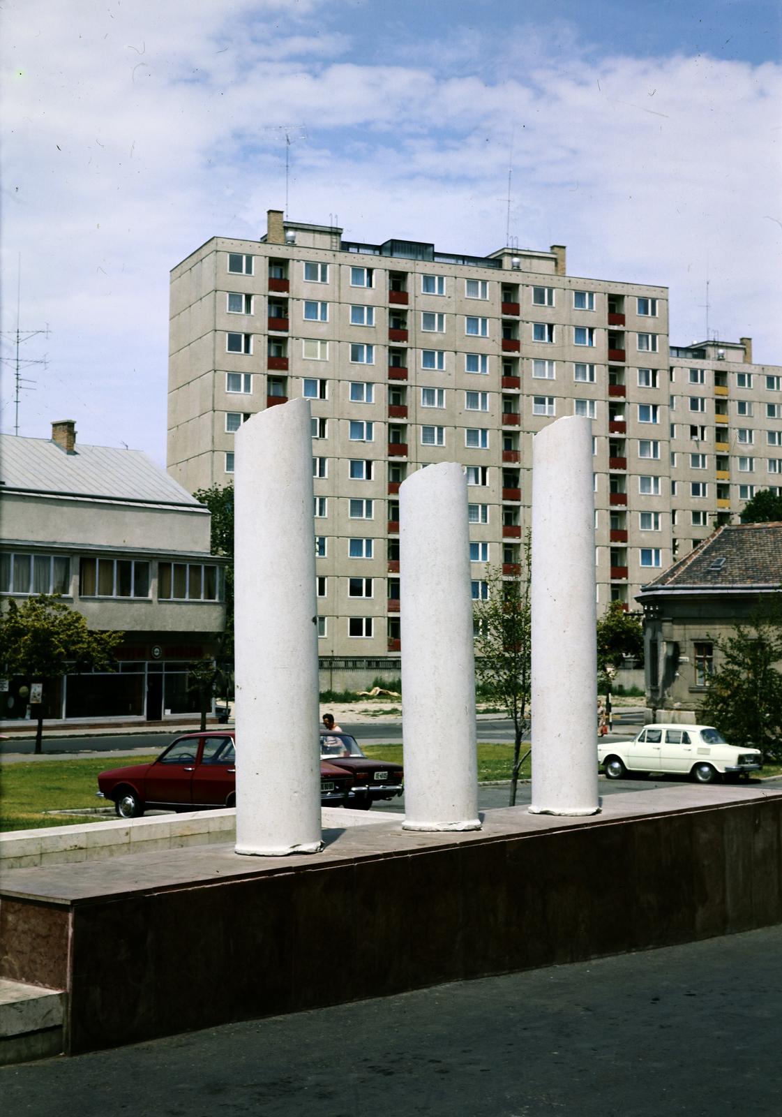 Hungary, Székesfehérvár, Kempelen tér, a felvétel a Hotel Alba Regia előtt készült, háttérben a Rákóczi út melletti panelházak láthatók., 1982, Saphier Herbert, Fortepan #287393